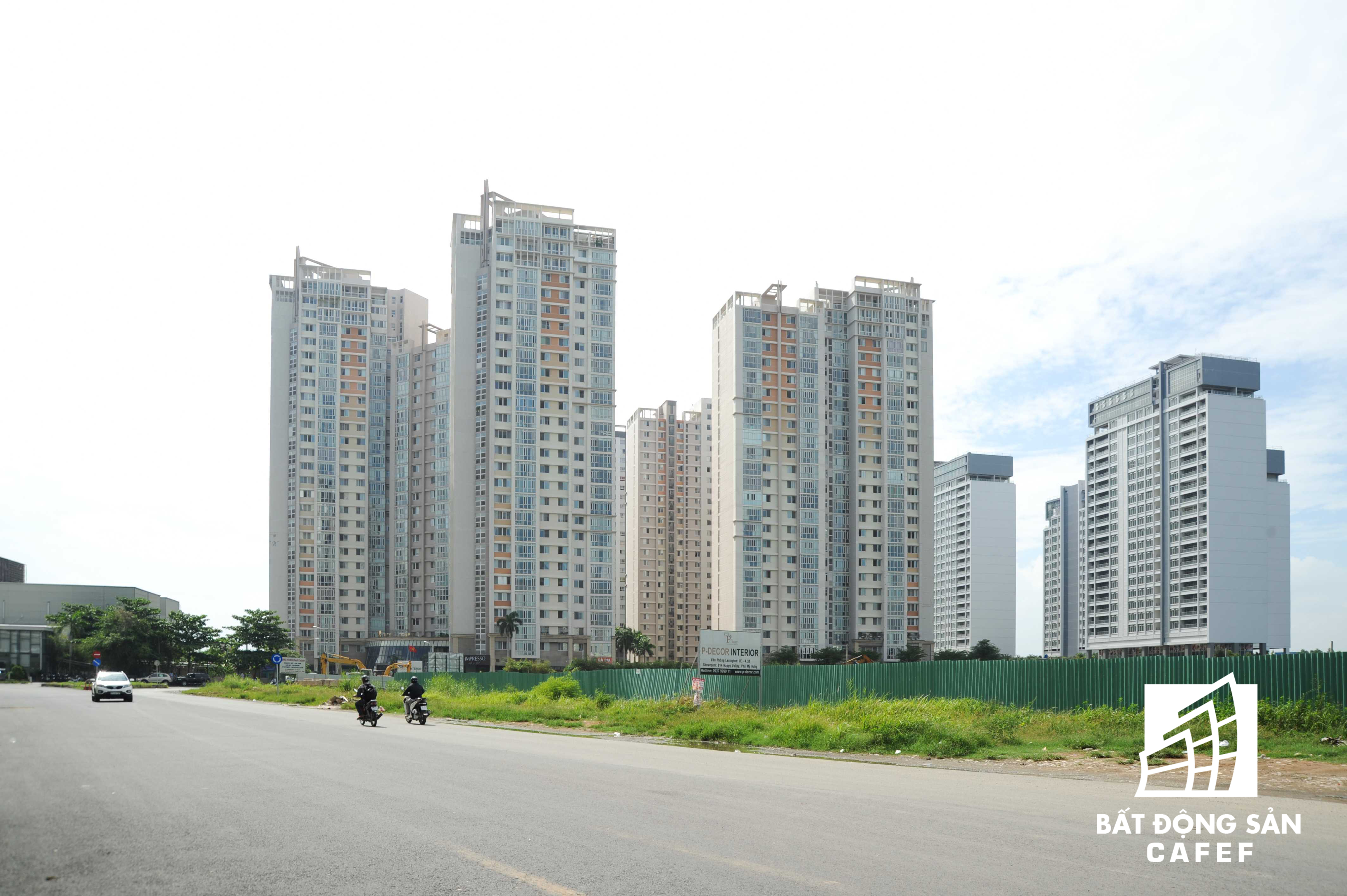 Đi ngang khu vực này, sau khi qua khỏi cầu Sài Gòn từ hướng quận 1 là đại công trường xây dựng rầm rộ của hàng chục dự án cao cấp.