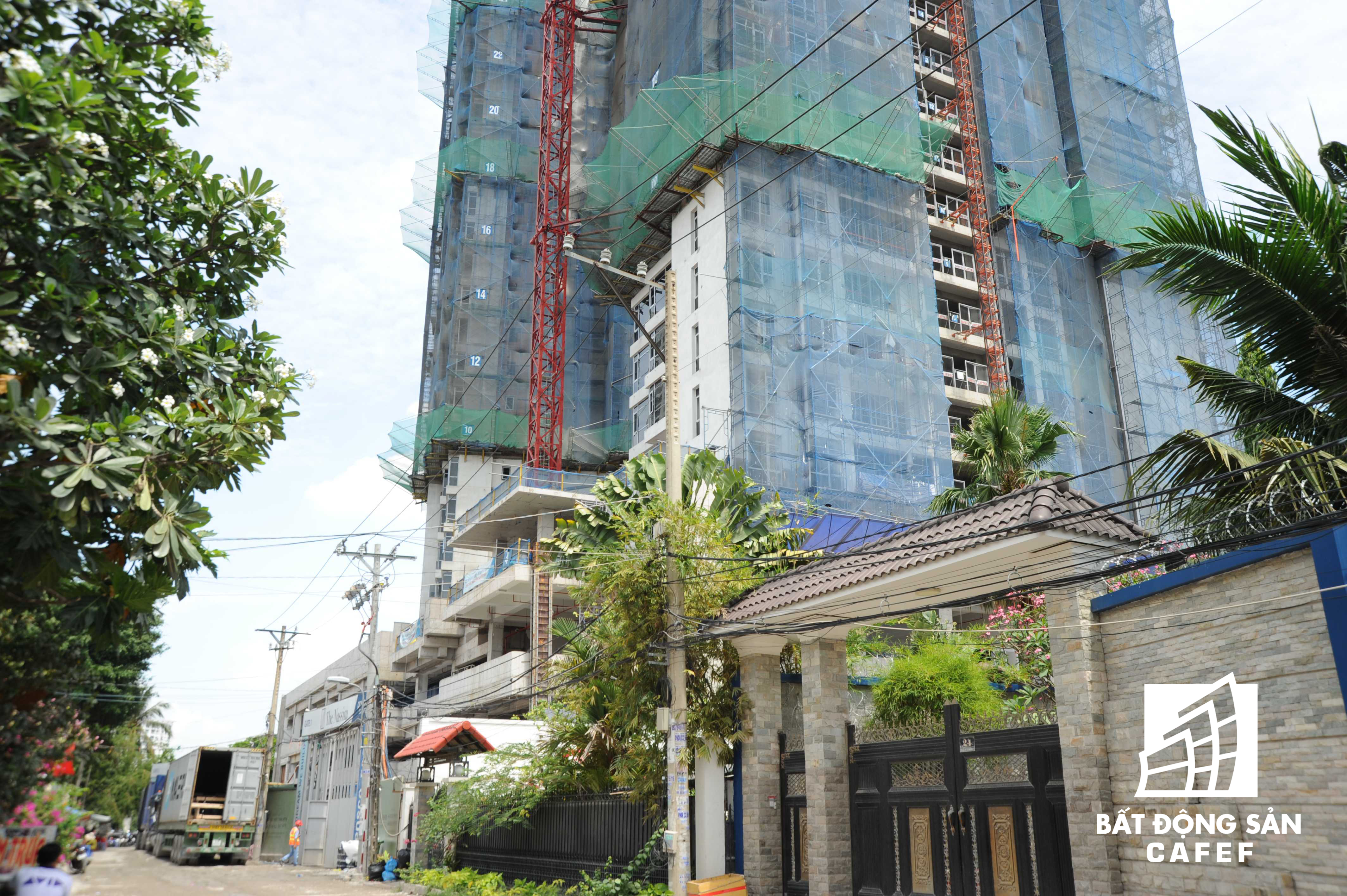 Với số vốn đầu tư lớn để nâng cấp hạ tầng, quỹ đất sạch, giá cả hợp lý cùng các dự án của những chủ đầu tư uy tín, quận 2 và quận 9 đang chứng kiến sự đổ bộ ồ ạt của giới đầu tư bất động sản, tạo nên những cơn “sóng” giao dịch ở hầu hết các phân khúc.