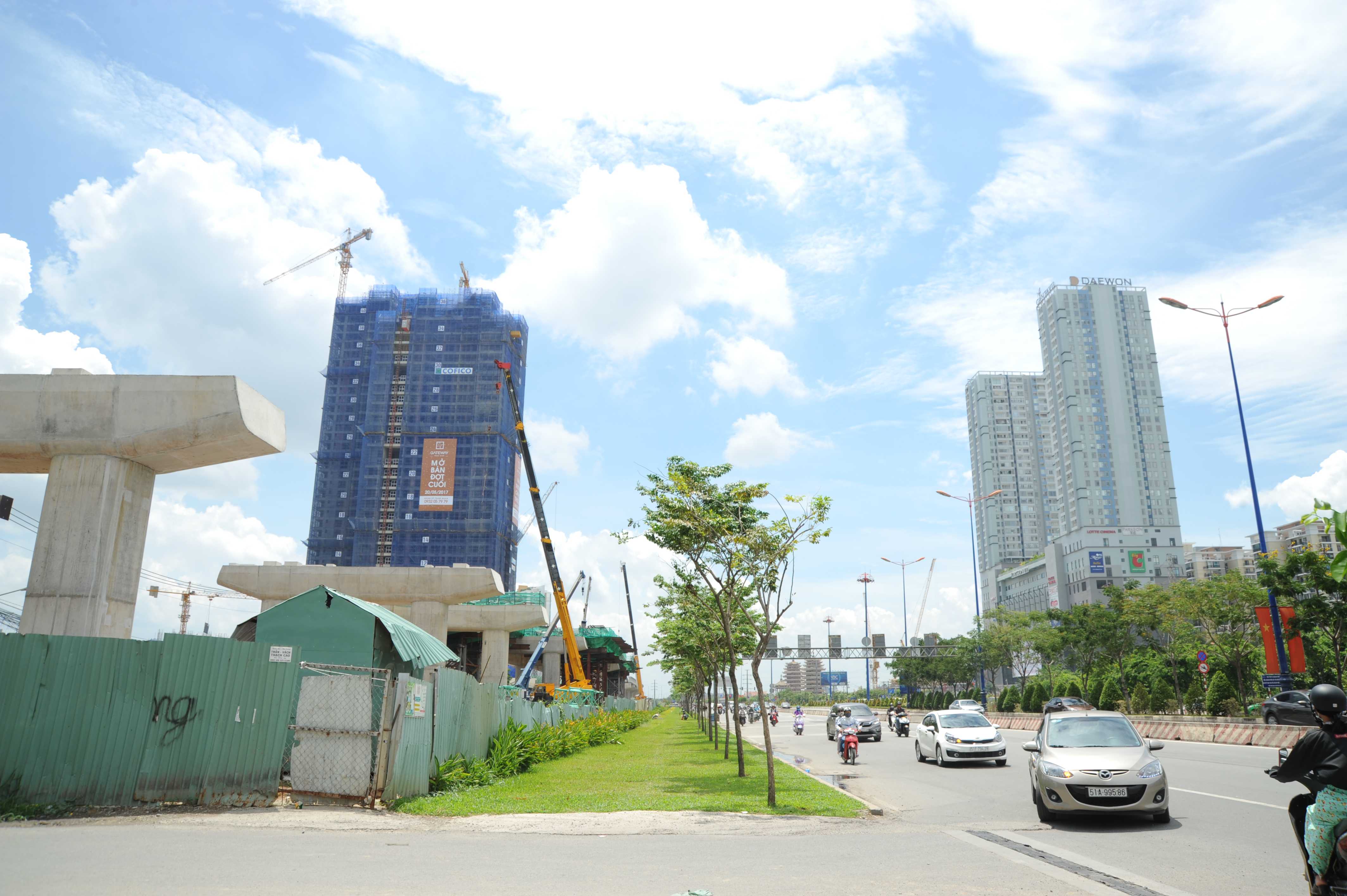 Những dãy nhà cao tầng mọc lên ăn theo công trình trên địa bàn quận 2. Theo thông tin từ Ban quản lý, những thanh dầm đầu tiên được lắp từ ngày 4/6/2015, đến nay tuyến trên cao (không tính tuyến đi ngầm) đoạn từ Suối Tiên đến gần cầu Sài Gòn đã đạt hơn 70% tiến độ công trình.