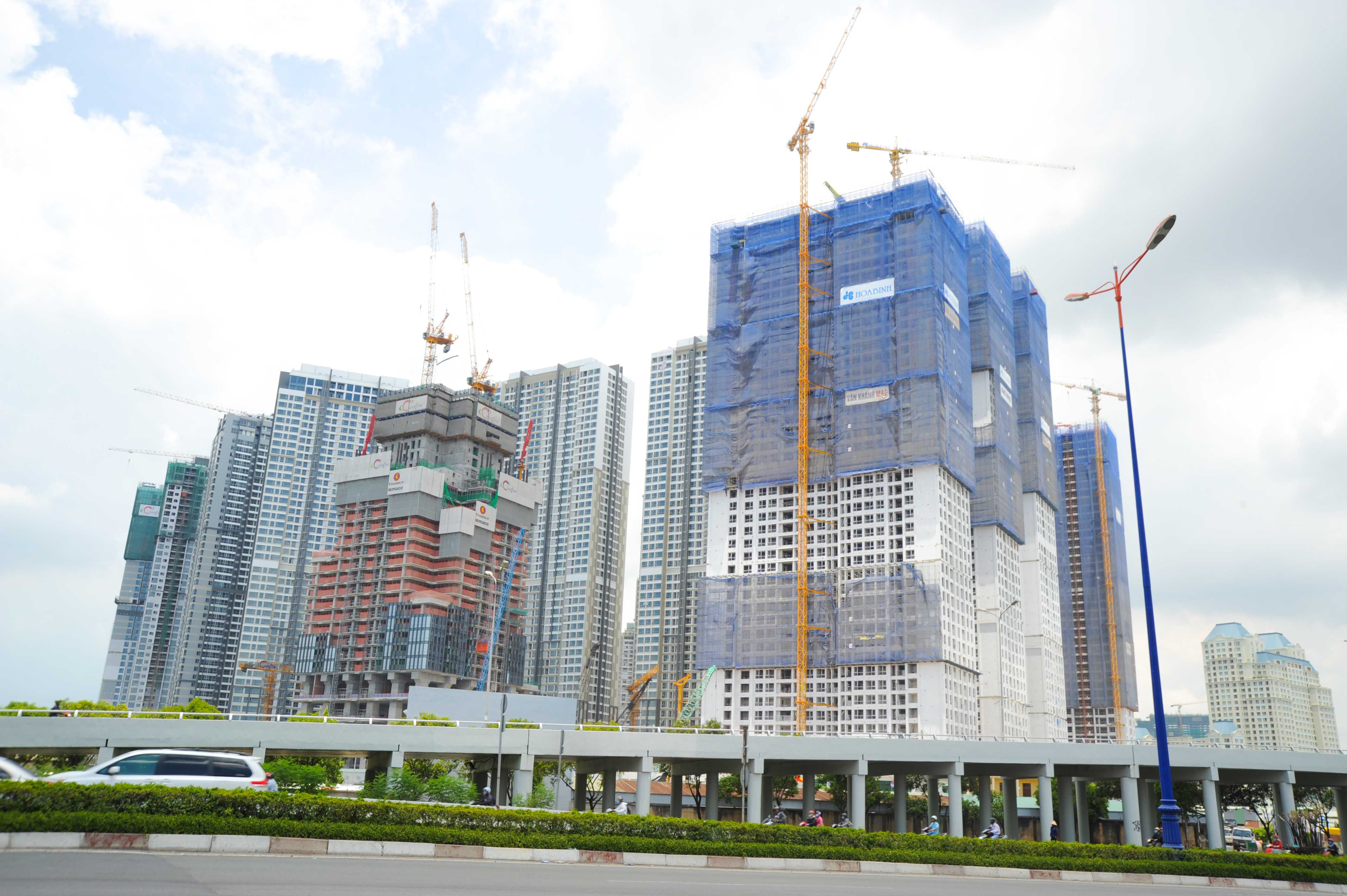 Một phần tuyến đường sắt ngay ngang qua tổ hợp Vinhoms Central Park, nơi có nhà ga cầu Sài Gòn đang được đẩy nhanh tốc độ thi công