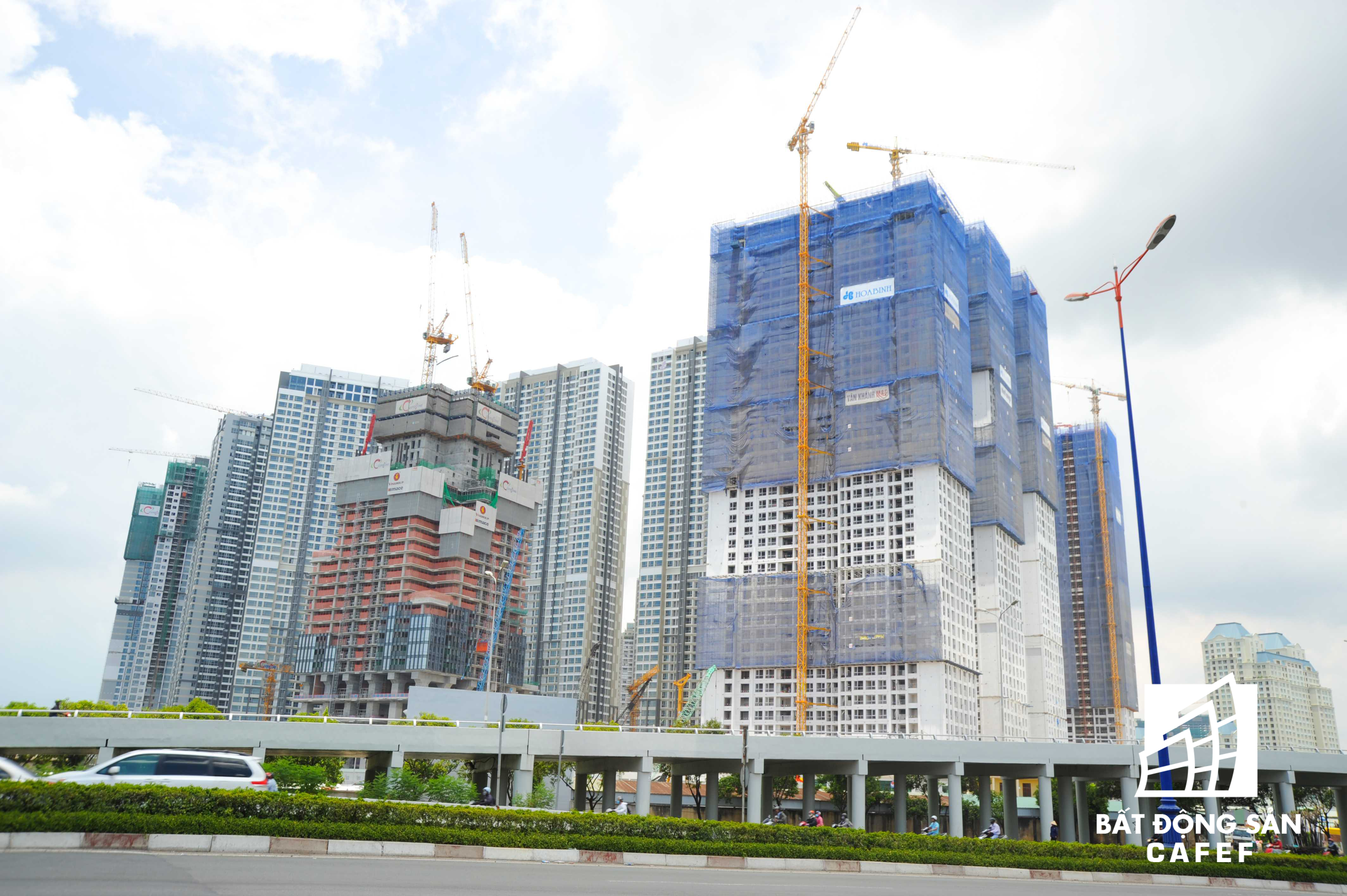 Các chuyên gia kinh tế nhận định rằng doanh nghiệp địa ốc tranh thủ đua theo các công trình hạ tầng để phát triển dự án là cách đầu tư khôn ngoan. Mượn hạ tầng làm đòn bẩy để bán hàng đã diễn ra từ nhiều năm nay nhưng xu hướng này sẽ tăng mạnh mẽ trong tương lai