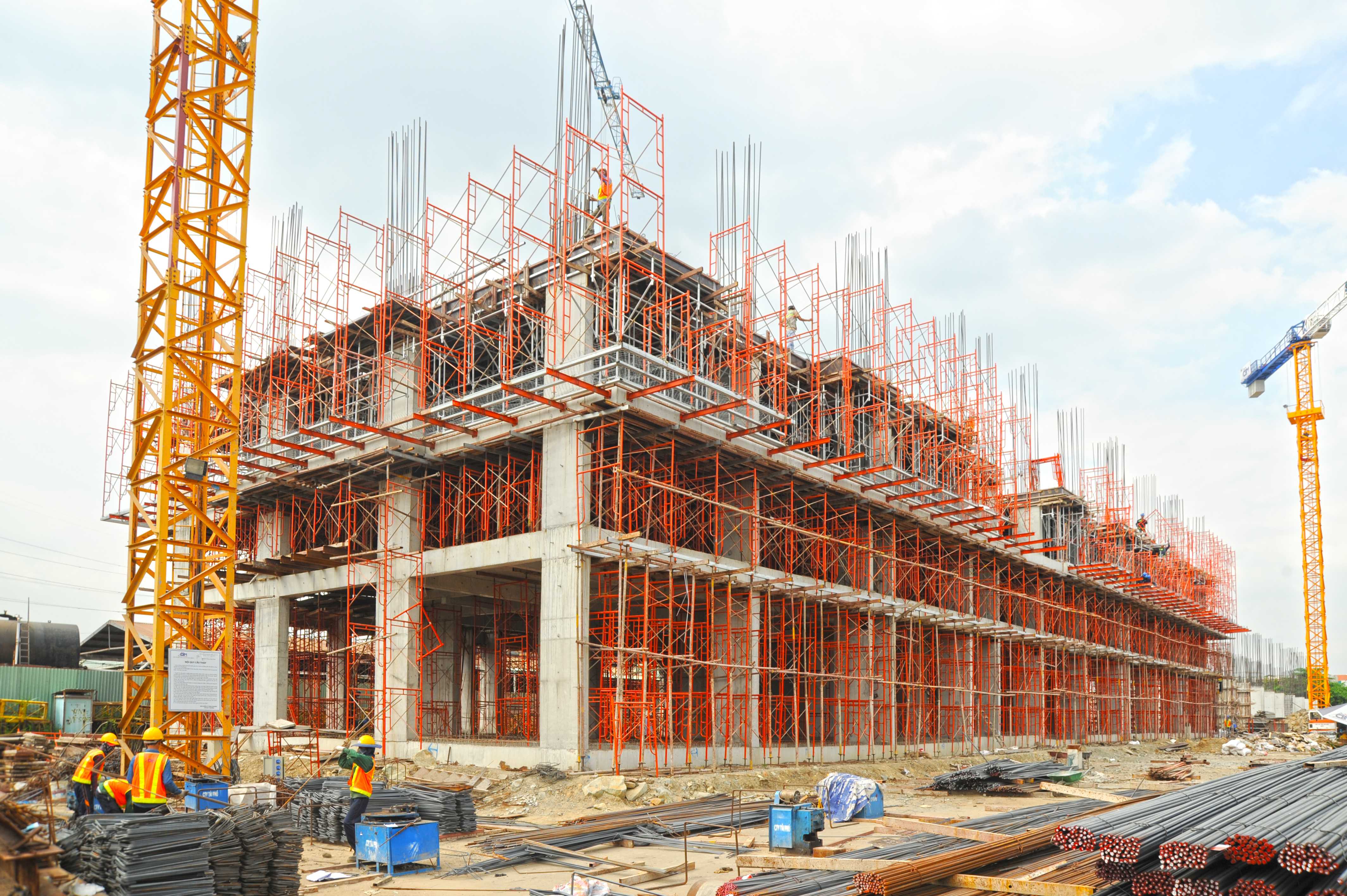 Những dự án sẽ cung cấp cho thị trường hơn 1.000 căn hộ tầm trung đang được Him Lam Land đẩy nhanh tiến độ thi công tại khu Đông.