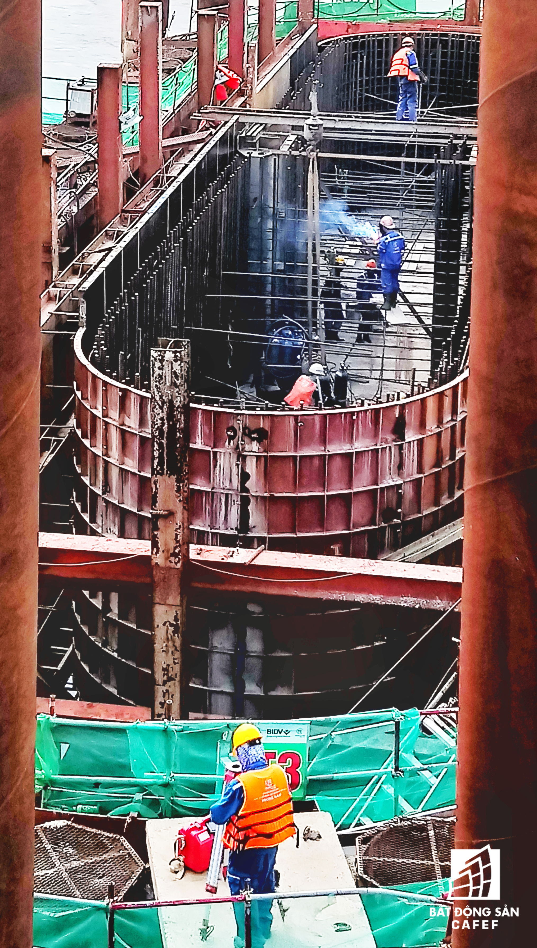 Theo một đại diện của Trung Nam Group, để đẩy nhanh tiến độ thi công theo yêu cầu, đội phần hàn chuyên gia, công nhân phải làm việc liên tục 3 ca/ngay cho dù trong điều kiện thời tiết như thế nào