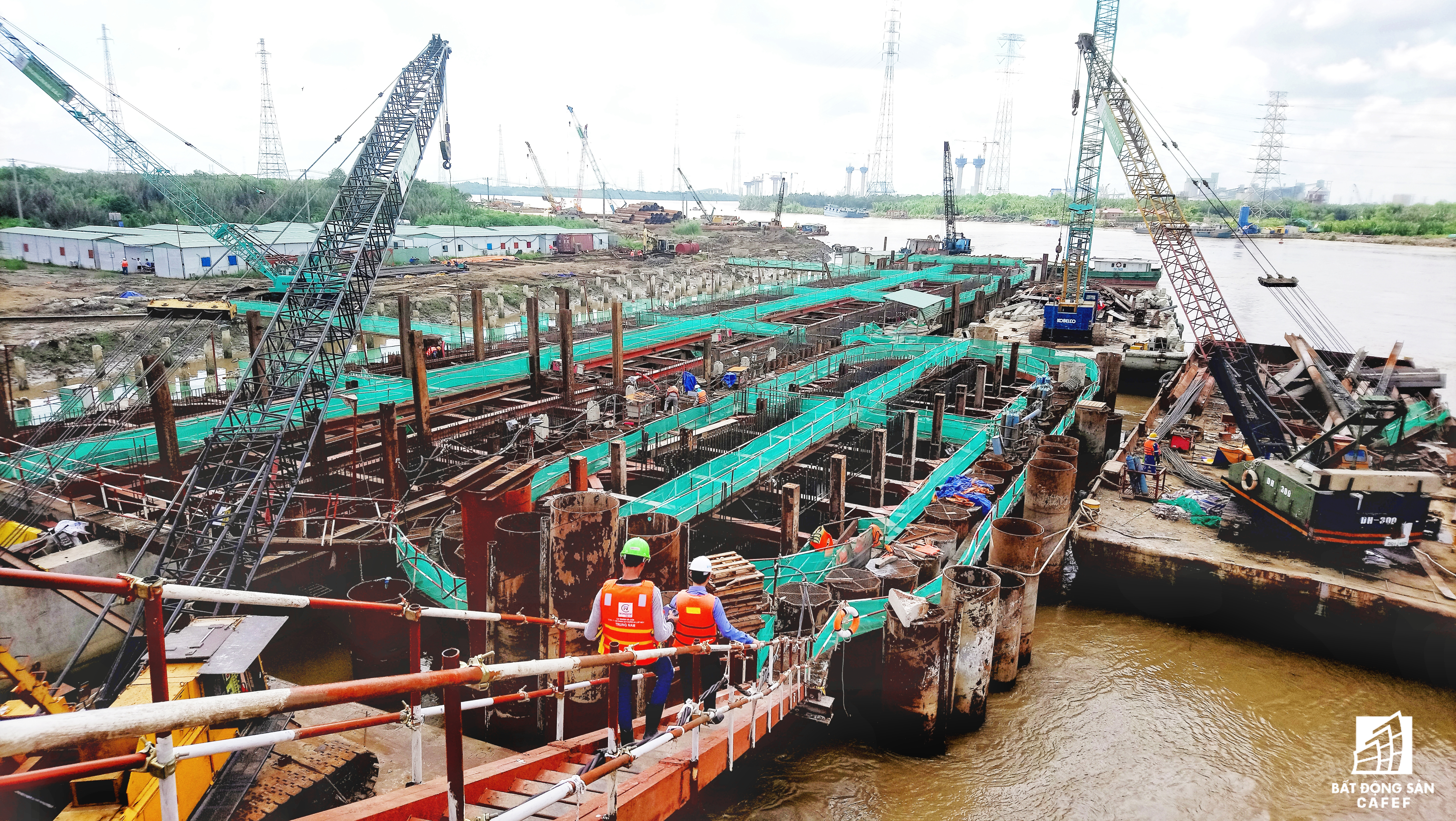 Để xây dựng dự án, có những tấm ngăn triều nặng hàng trăm tấn được đúc ngay tại công trường