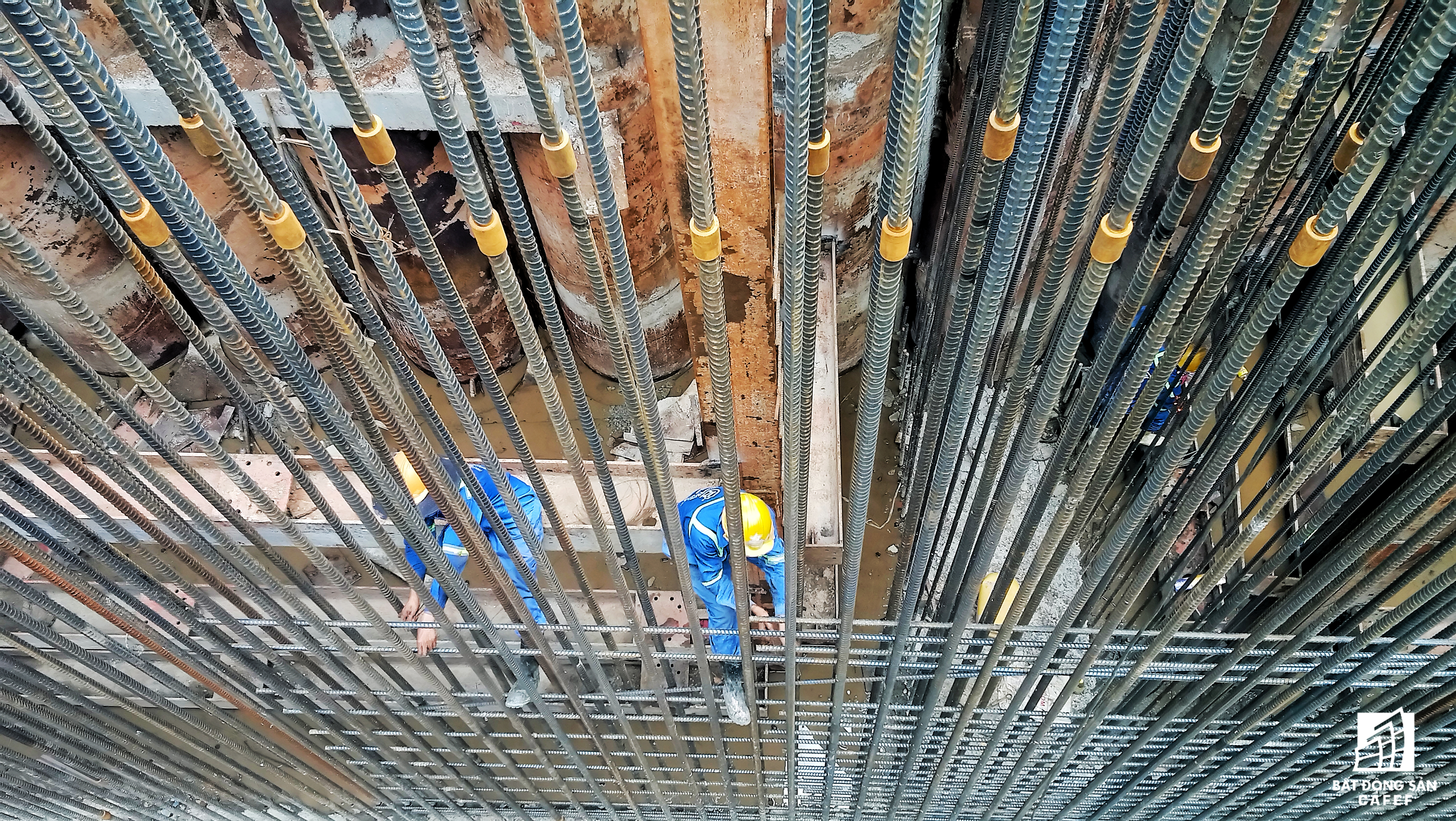 Hàng ngày, cả trăm công nhân phải làm việc trong môi trường độ sâu hàng chục mét, ăn uống và ngủ nghỉ cầm chừng ngay tại chỗ