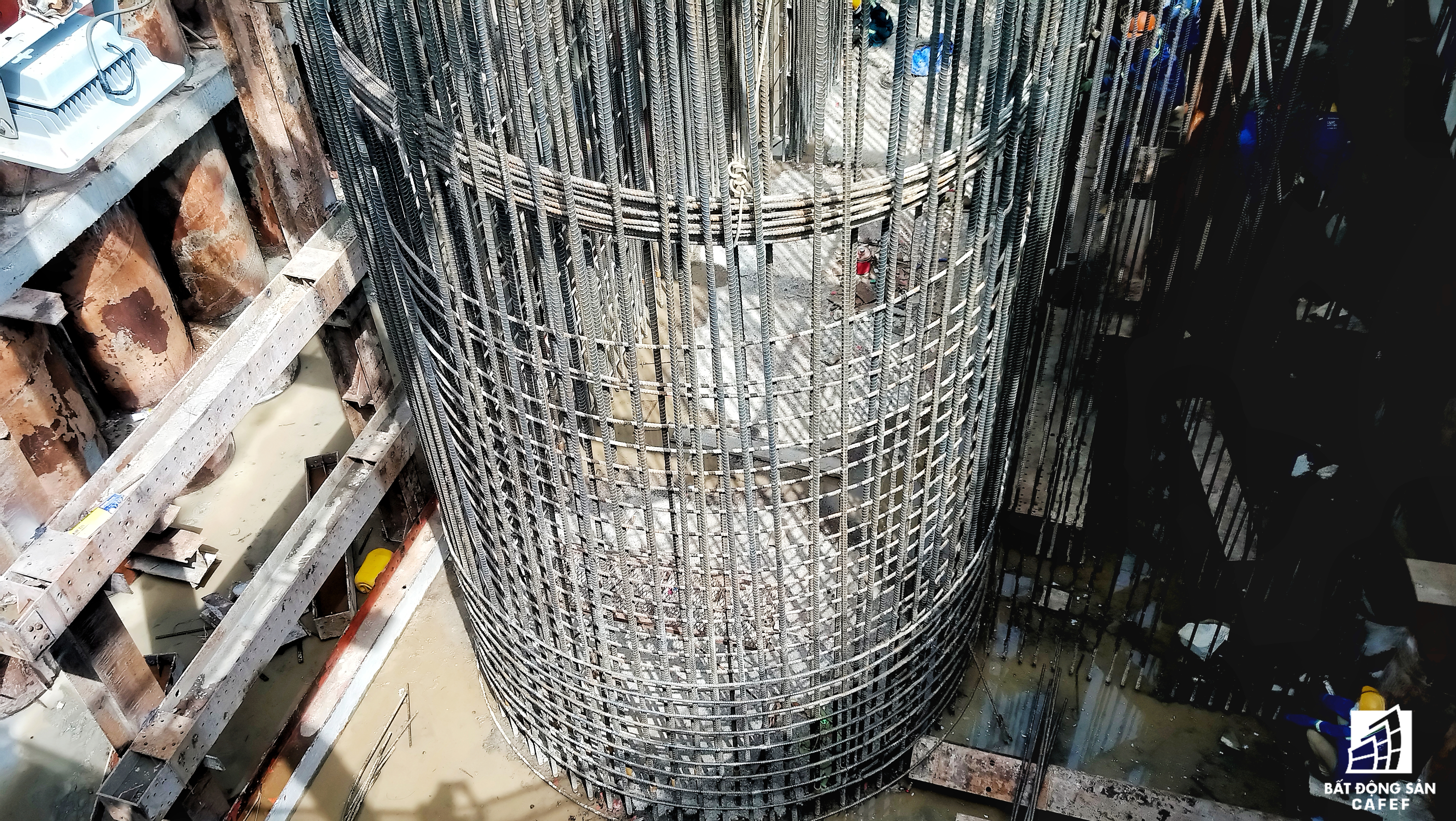 Trong ngủ được đào sâu xuống lòng sông đến 20 m