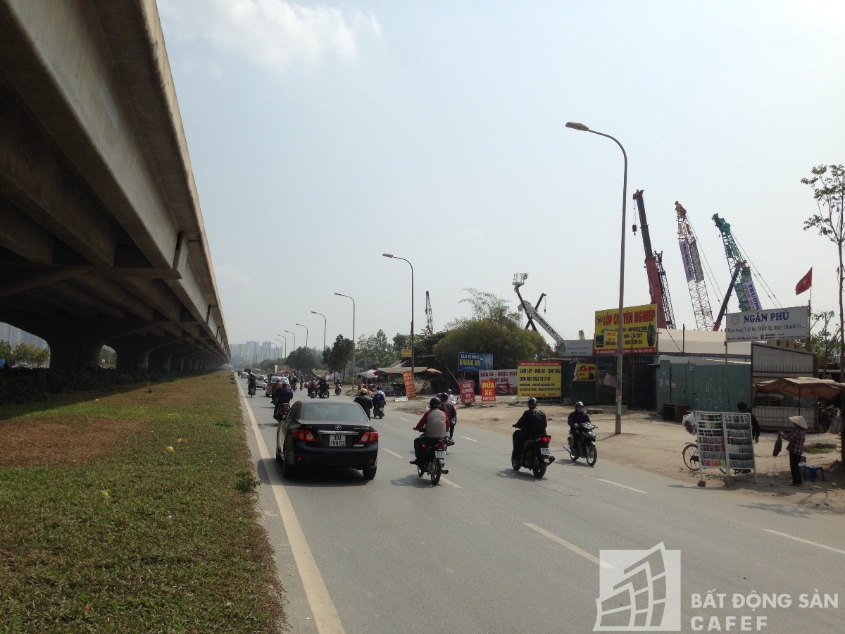 
Mặt đường Nguyễn Xiển phía bên ngoài dự án.
