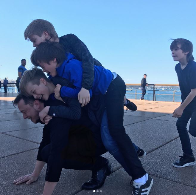 Ngoài công việc thì 5 cậu con trai nhỏ chính là tài sản vô giá của tỷ phú Elon Musk. Dù bận rộn nhưng ông luôn sắp xếp thời gian để đưa các con đi chơi.