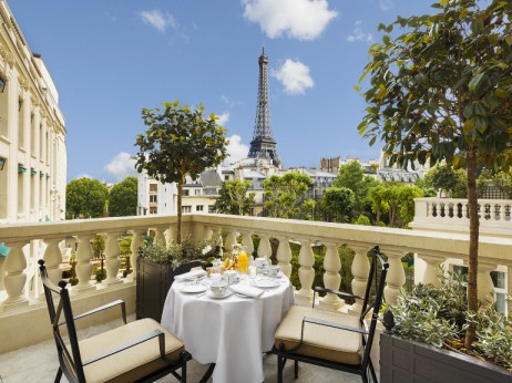 Bạn có thể ngắm nhìn khung cảnh Paris buổi chiều hôm trên sân thượng vừa thưởng thức trà chiều.