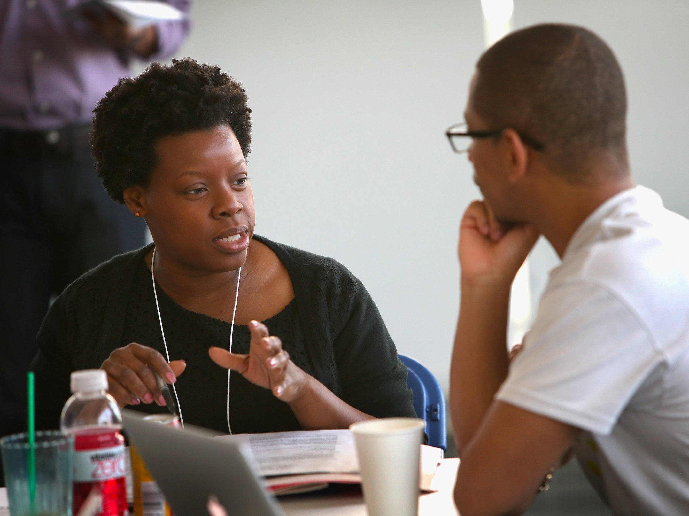 Với những lời tuyên bố táo bạo như Công ty chúng ta sẽ đứng đầu toàn ngành trong năm tới hay lời chỉ đạo mơ hồ như Hãy chờ cho đến khi tôi đưa ra chỉ thị về hướng đi mới, bạn khó có thể nhận được sự ủng hộ nhiệt tình của các nhân viên.