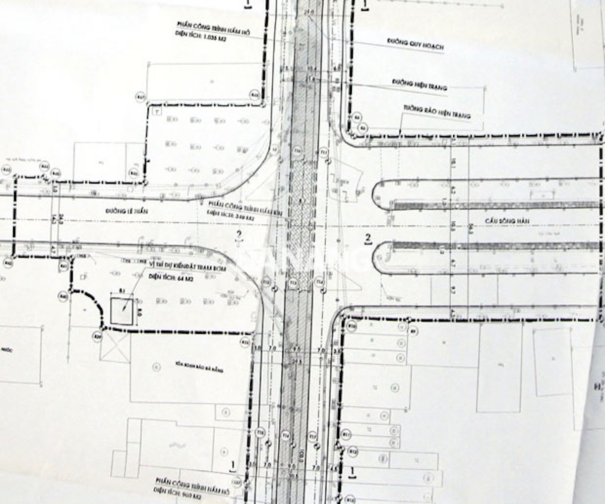 Theo thiết kế, phần lòng đường Trần Phú bắt đầu được mở rộng từ phía trước ranh giới giữa Thư viện Khoa học tổng hợp thành phố với khách sạn Bạch Đằng đến giao lộ với đường Phan Đình Phùng có tổng chiều dài khoảng 350m để xây dựng hai đường gom ở hai bên, hầm chui ở giữa. Cạnh đó, bố trí vỉa hè cho người đi bộ với bề rộng mỗi bên 3-3,25m ở bên ngoài hai đường gom.