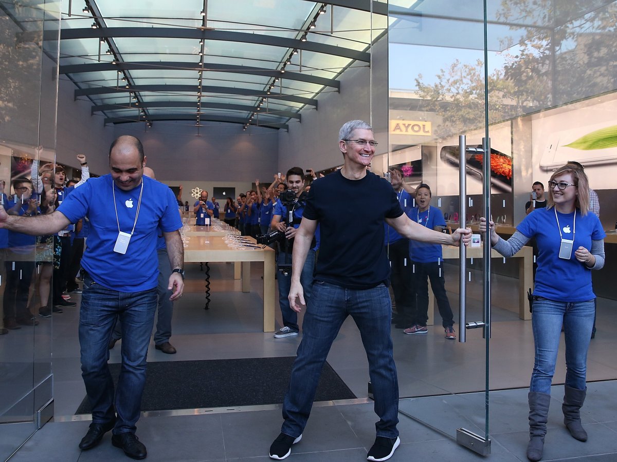 Tim Cook tại sự kiện khai trương cửa hàng Apple ở Palo Alto, California. Ông đi đôi giày Nike có giá 75 USD.