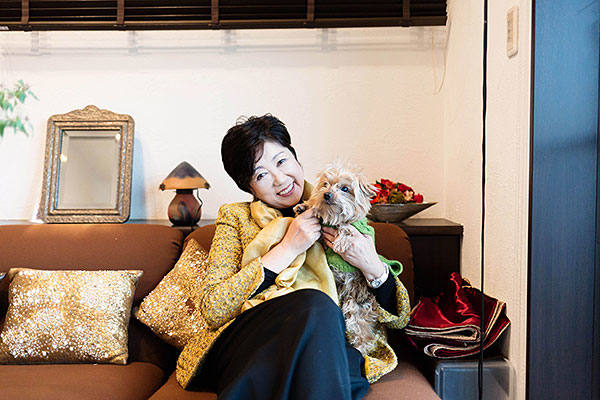 
Bà Koike rất yêu thích một chú chó tên là So-chan. Khi có người hỏi tuổi của chú chó, bà nói hơi bất lịch sự khi hỏi tuổi một cô gái thì phải.
