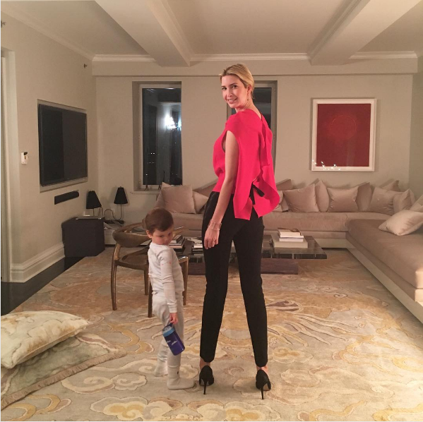 
Thường xuyên chia sẻ các bức ảnh về cuộc sống gia đình trên Instagram, Ivanka vô tình tiết lộ những tác phẩm nghệ thuật đắt giá được trưng bày trong căn hộ trị giá 4 triệu USD trên đại lộ Park Avenue, New Yok.
