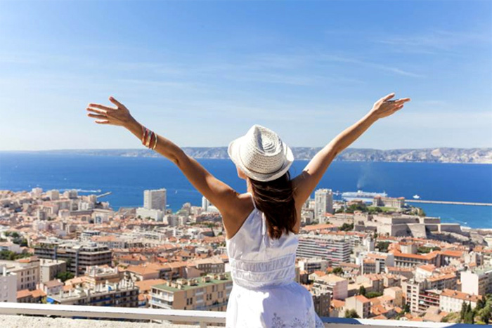 Đi du lịch và nhìn ra thế giới, bạn sẽ có nhiều cơ hội tiến xa hơn trong cả công việc và cuộc sống.