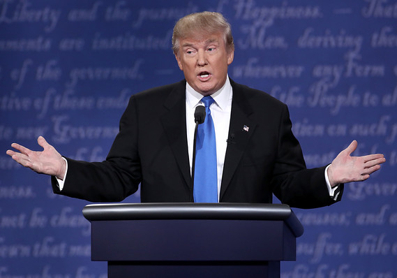 Tổng thống Mỹ Donald Trump lựa chọn cà vạt xanh trong một buổi phát biểu trước công chúng.