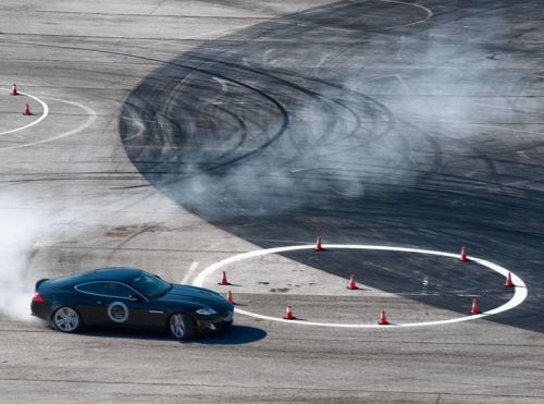 
Một phần bài học kỹ năng lái siêu xe tại học viện Performance Driving của Jaguar.
