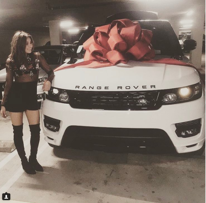 Món quà sinh nhật dành cho tuổi 18 của cô gái này là một siêu xe Range Rover.