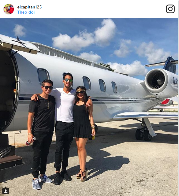 Nhóm bạn giàu có này sống ở Mỹ. Họ bay tới Sarasota, Florida để tận hưởng mùa hè.