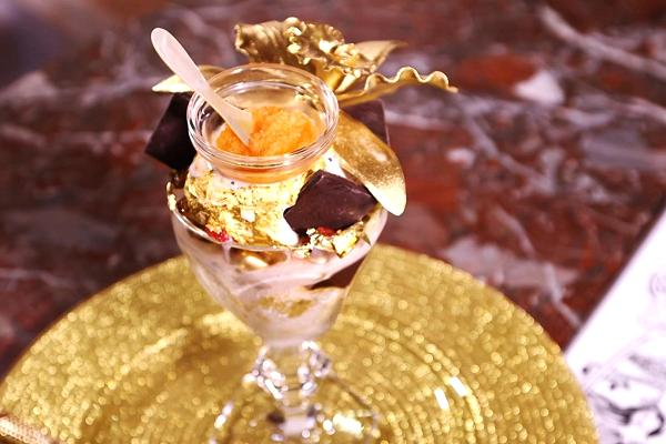 
Thực khách tới Serendipity nổi tiếng của New York thường lựa chọn món kem sô-cô-la nổi tiếng. Nhưng những người giàu có có thể thưởng thức món kem đặc biệt và đắt giá hơn rất nhiều. Một phần kem Opulent Sundae có giá tới 1.000USD bao gồm 3 muỗng kem Tahitian vani phủ vàng, kèm với hạnh nhân, trứng cá muối và một nhánh hoa lan bằng đường phải mất 8 tiếng để chế biến, tạo hình. Món kem được phục vụ kem một ly rượu Baccarat với giá 350USD với chiesc lót cốc bằng vàng 23k.
