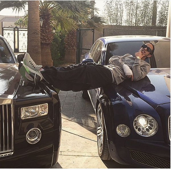 
Cậu ấm có tài khoản Instagram @nas4oo thoải mái thư giãn bên 2 chiếc siêu xe của mình.

