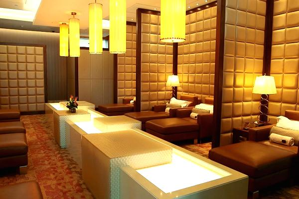 Nếu mệt mỏi, hành khách có thể thư giãn với dịch vụ spa tại đây trước khi bắt đầu chuyến bay.