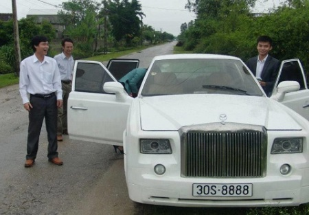 Năm 2011, một nhóm bạn trẻ ở Thanh Hóa đã cho ra lò chiếc xe Rolls-Royce nhái từ nguyên bản Nissan Sentra đời 2002.