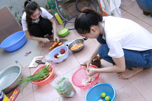 Tự nấu ăn hàng ngày có thể giúp các bạn sinh viên vừa tiết kiệm chi phí lại đảm bảo được sức khỏe vệ sinh thực phẩm.