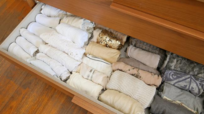 Đây là cách sắp xếp đồ trong ngăn kéo theo phương pháp sắp xếp đồ đạc tối giản KonMari.