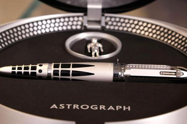 
Trang web Astrograph cho biết: Người ta phải mất hơn 500 thao tác thủ công để tạo ra chiếc bút này. Có thể nói, nó là công cụ viết phức tạp nhất.
