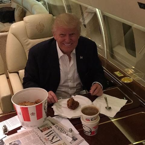 Tổng thống Mỹ luôn sử dụng dao và dĩa khi thưởng thức món gà rán KFC.