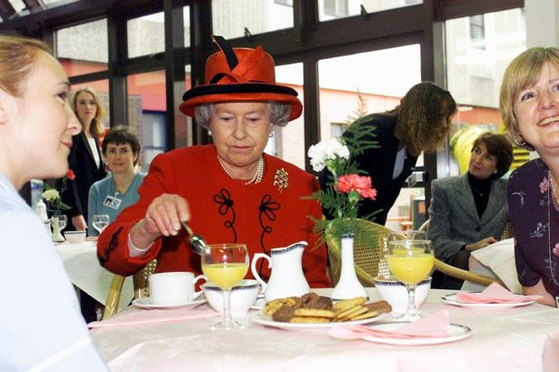 
Nữ hoàng Elizabeth thường uống trả không đường.
