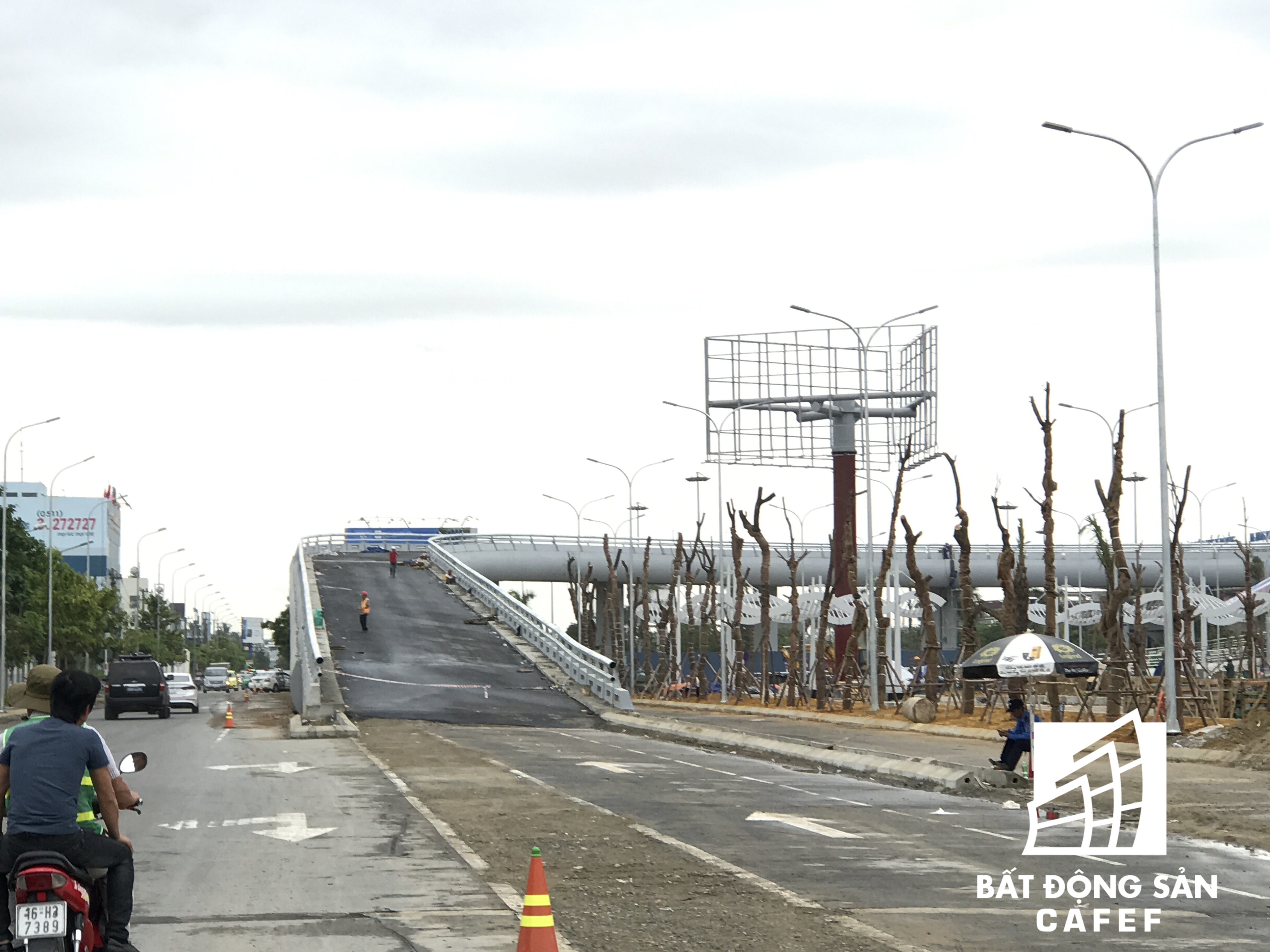 Hai đường dẫn lên xuống sân bay mới đã cơ bản hoàn thành, hiện đang lắp gạch hoa văn và trang trí toàn bộ tuyến đường.
