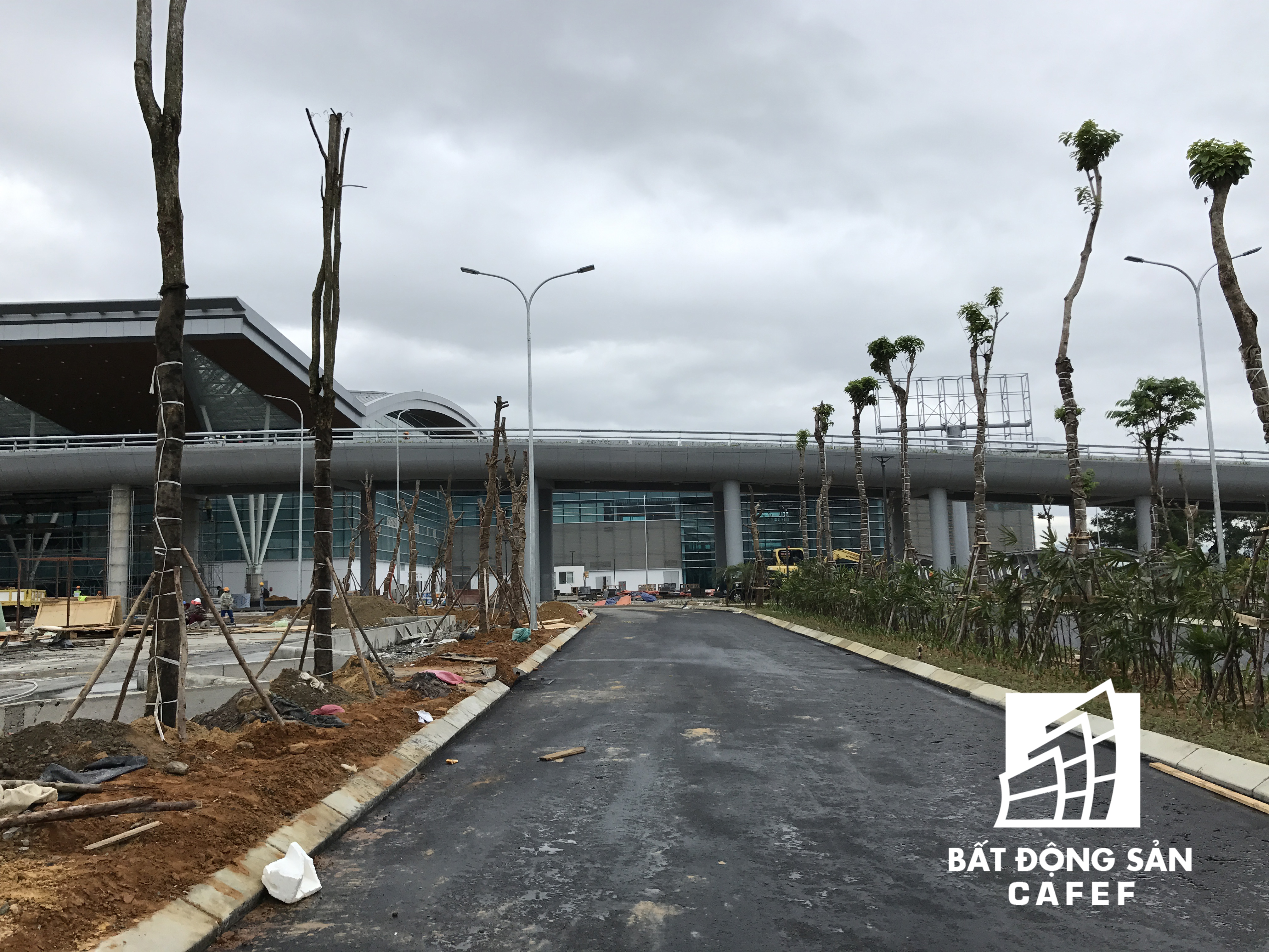 Khu vực mặt tiền sân bay đang được đầu tư khu công viên cây xanh, đường nội bộ và nhiều biểu tượng đặc trưng của Việt Nam.