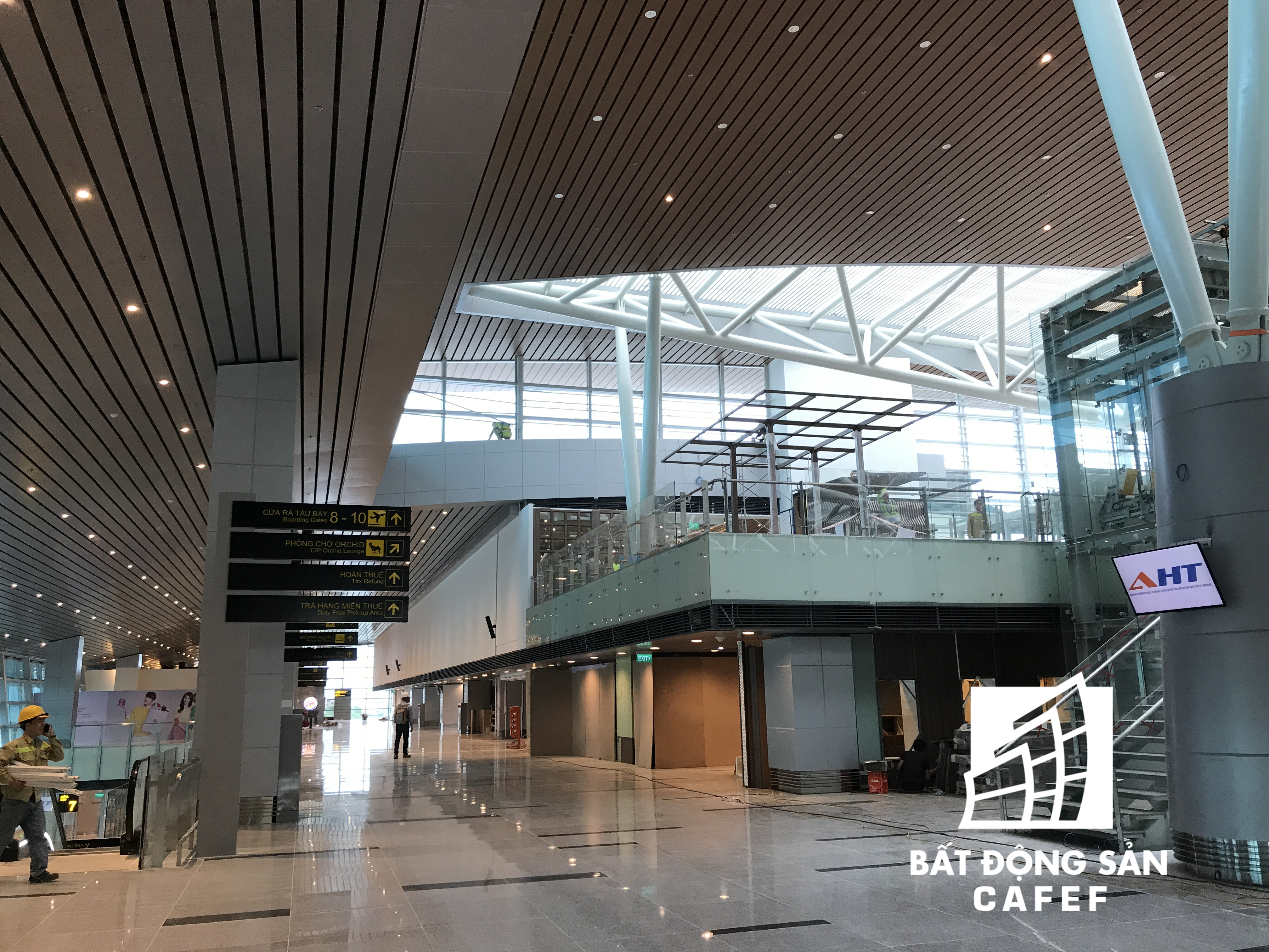 Khu vực mua sắm phi thuế quan được trang trí khá bắt mắt, đang thi công hạng mục nội thất.