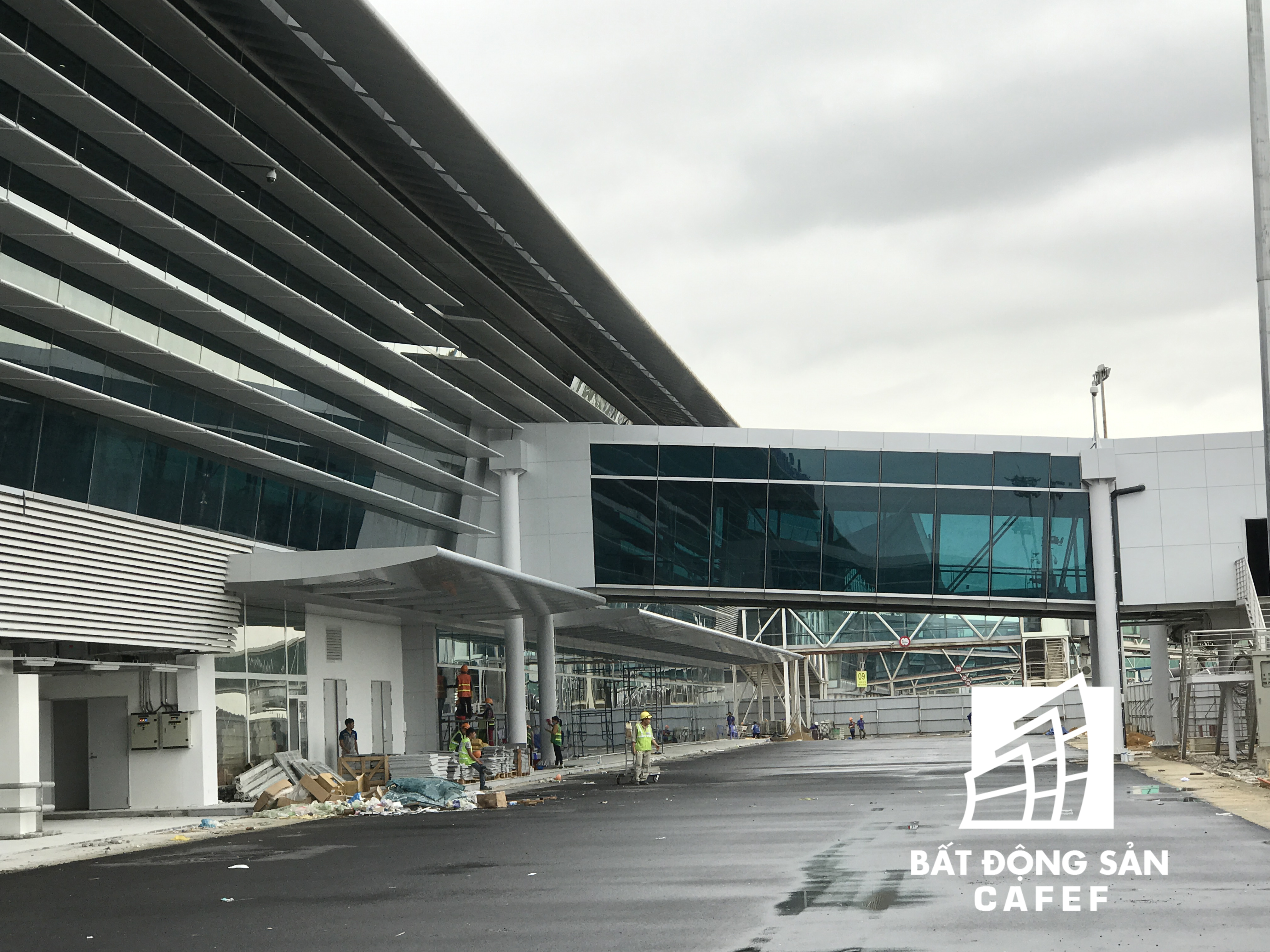 Hệ thống đường ống dẫn hành khách ra vào nhà ga sân bay.