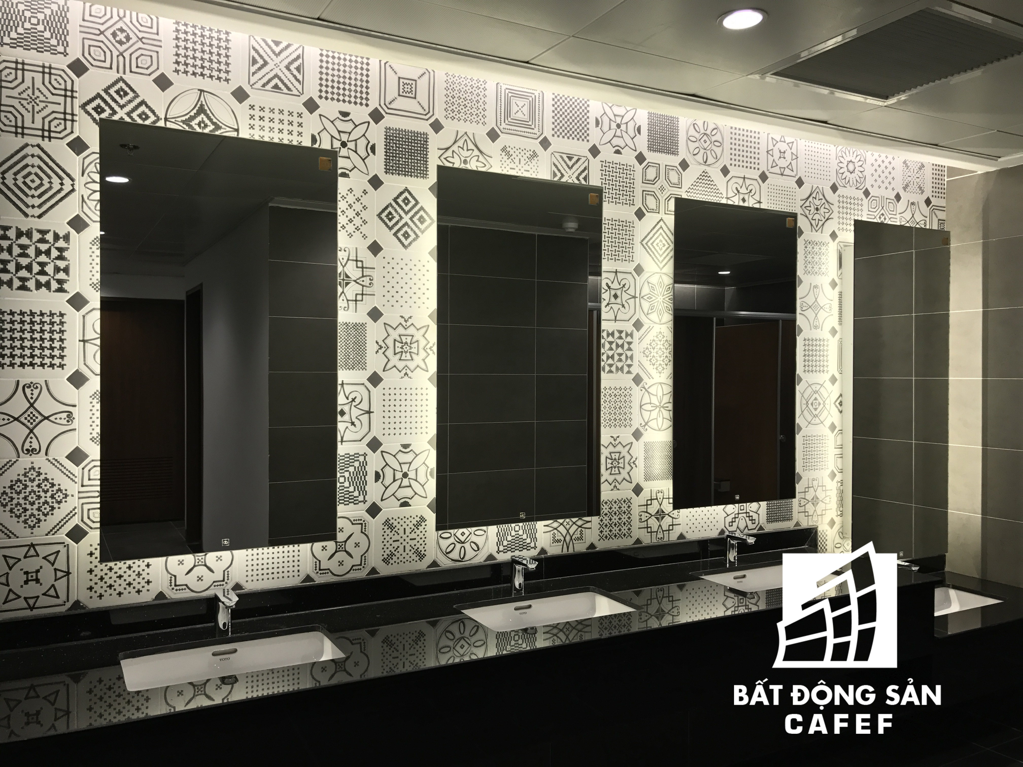 Một góc nhà vệ sinh rộng lớn và hiện đại của sân bay.