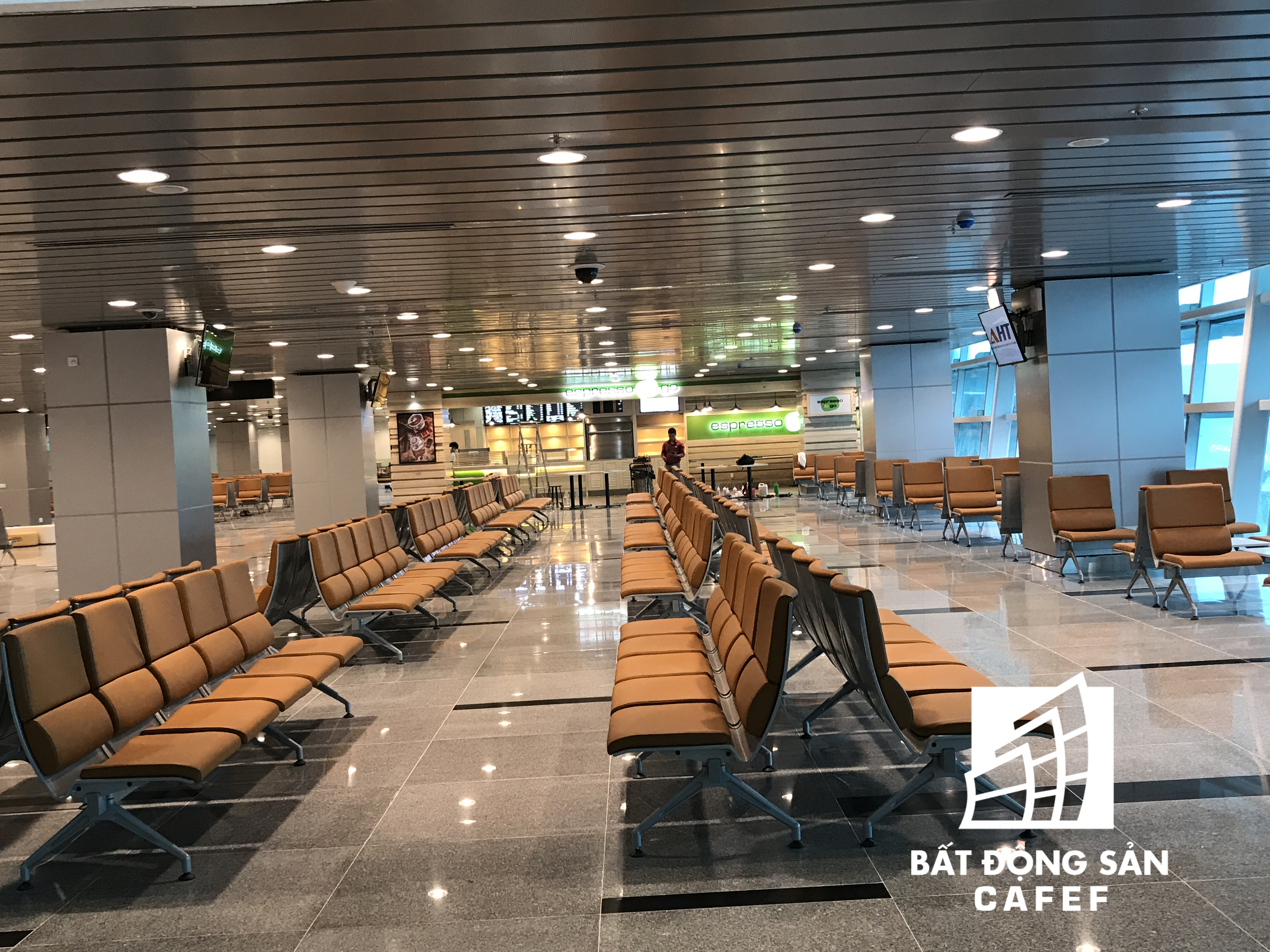 Khu vực hành khách chờ lên máy bay, được trang bị nhiều bàn và máy tính có kết nối internet để hành khách có thể làm việc tại chỗ.