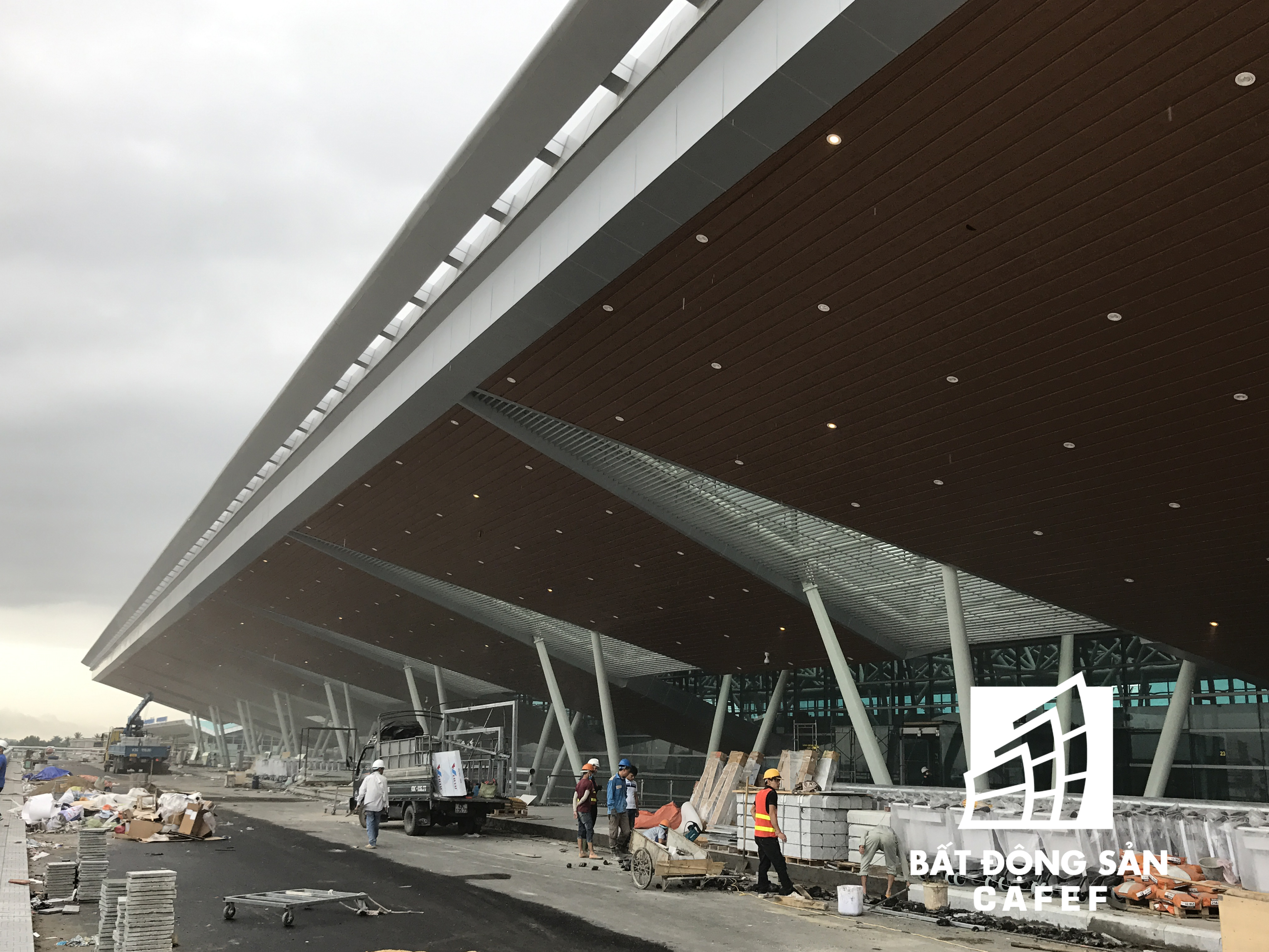 Hạ tầng thuộc tầng 1 sân bay cũng đang được thi công.