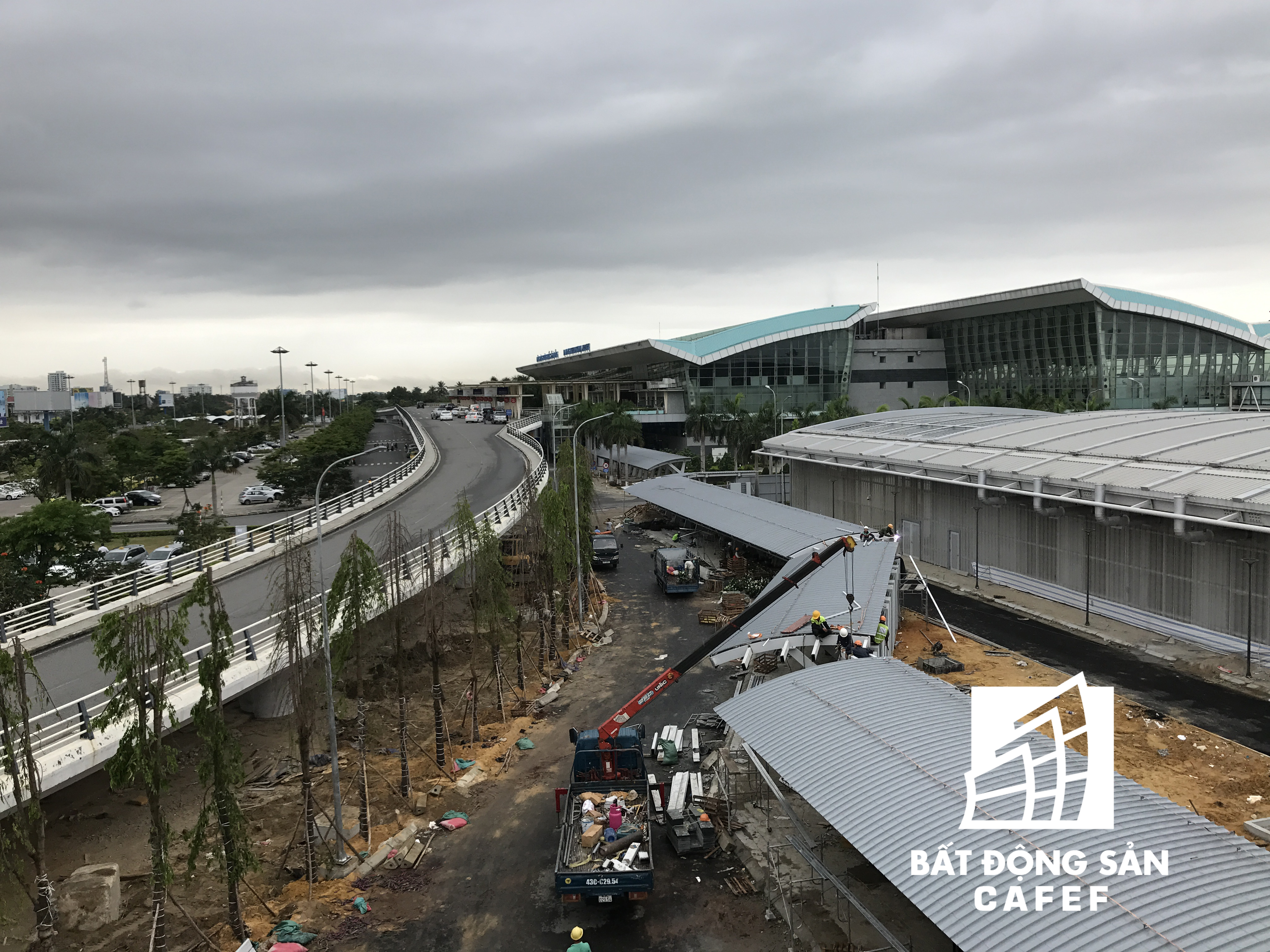 Nằm đối diện là nhà ga sân bay hiện hữu. Sau khi dự án được đưa vào sử dụng, khu vực này sẽ phục vụ các chuyến bay nội địa.