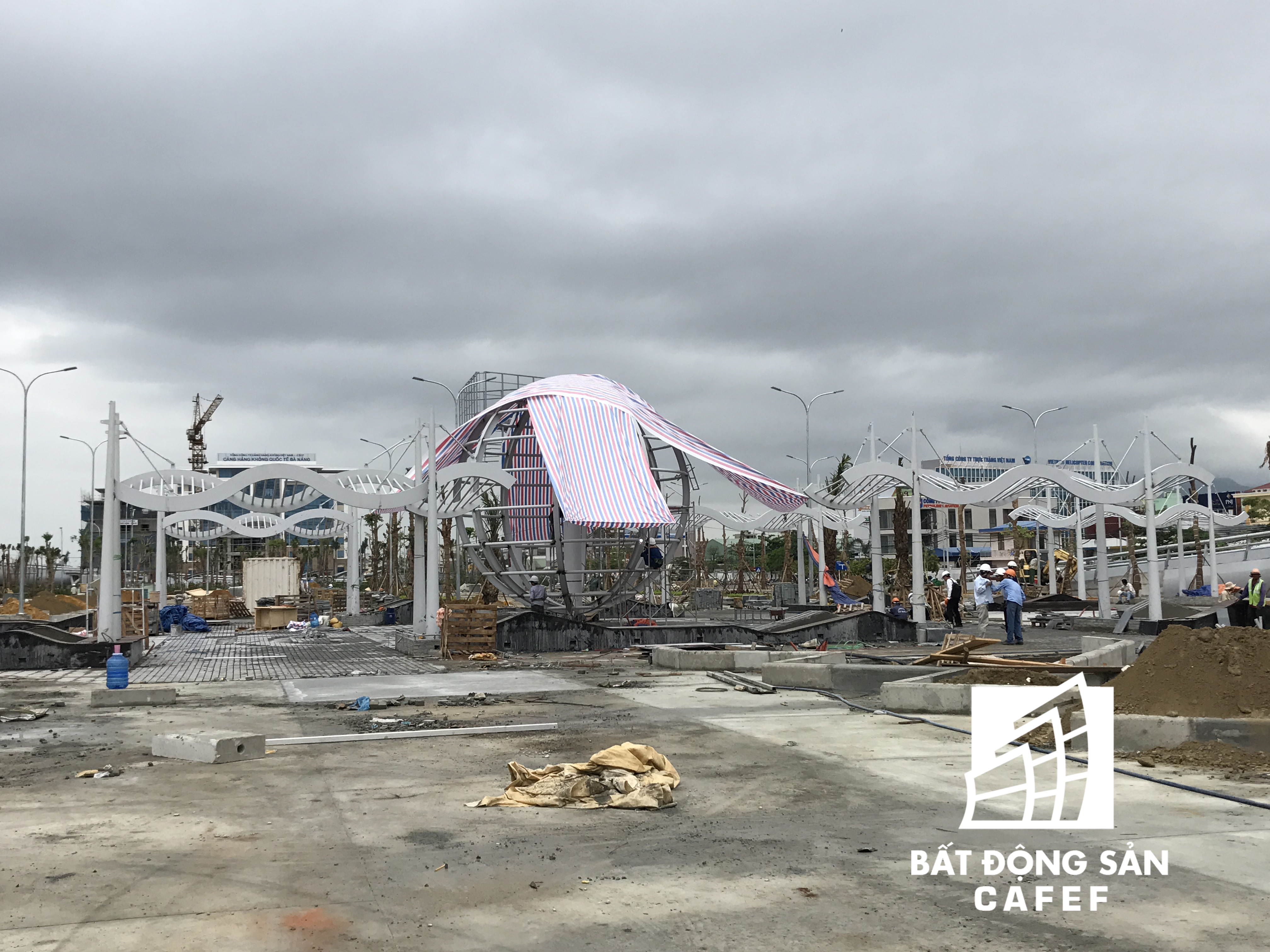 Nhà ga có 3 tầng, ngoài cầu thang bộ, hệ thống thang máy được lắp ráp đảm bảo việc vận chuyển khách và hàng hóa.