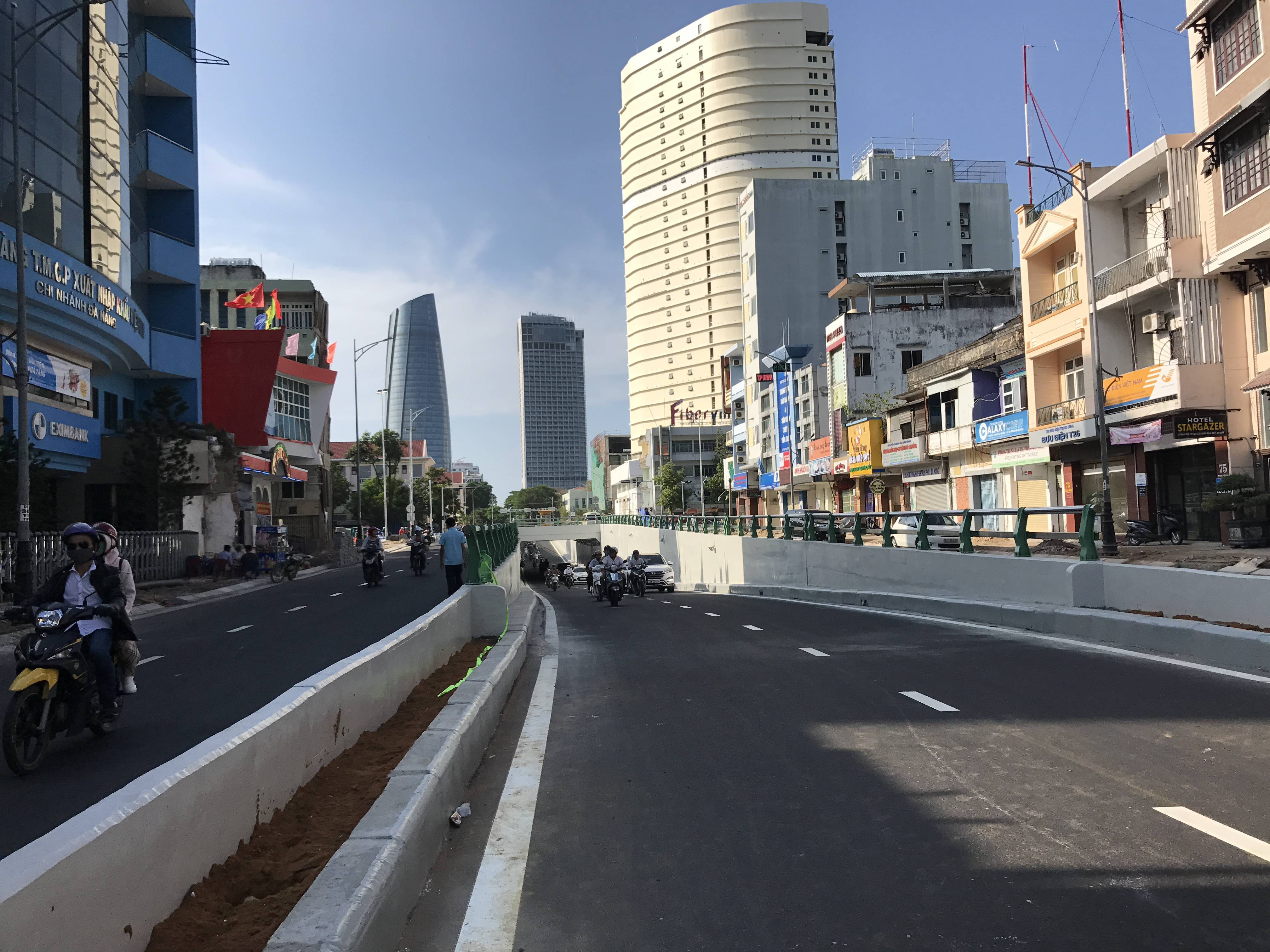 Nhiều khách sạn đã và đang gấp rút xây dựng dọc hầm chui này