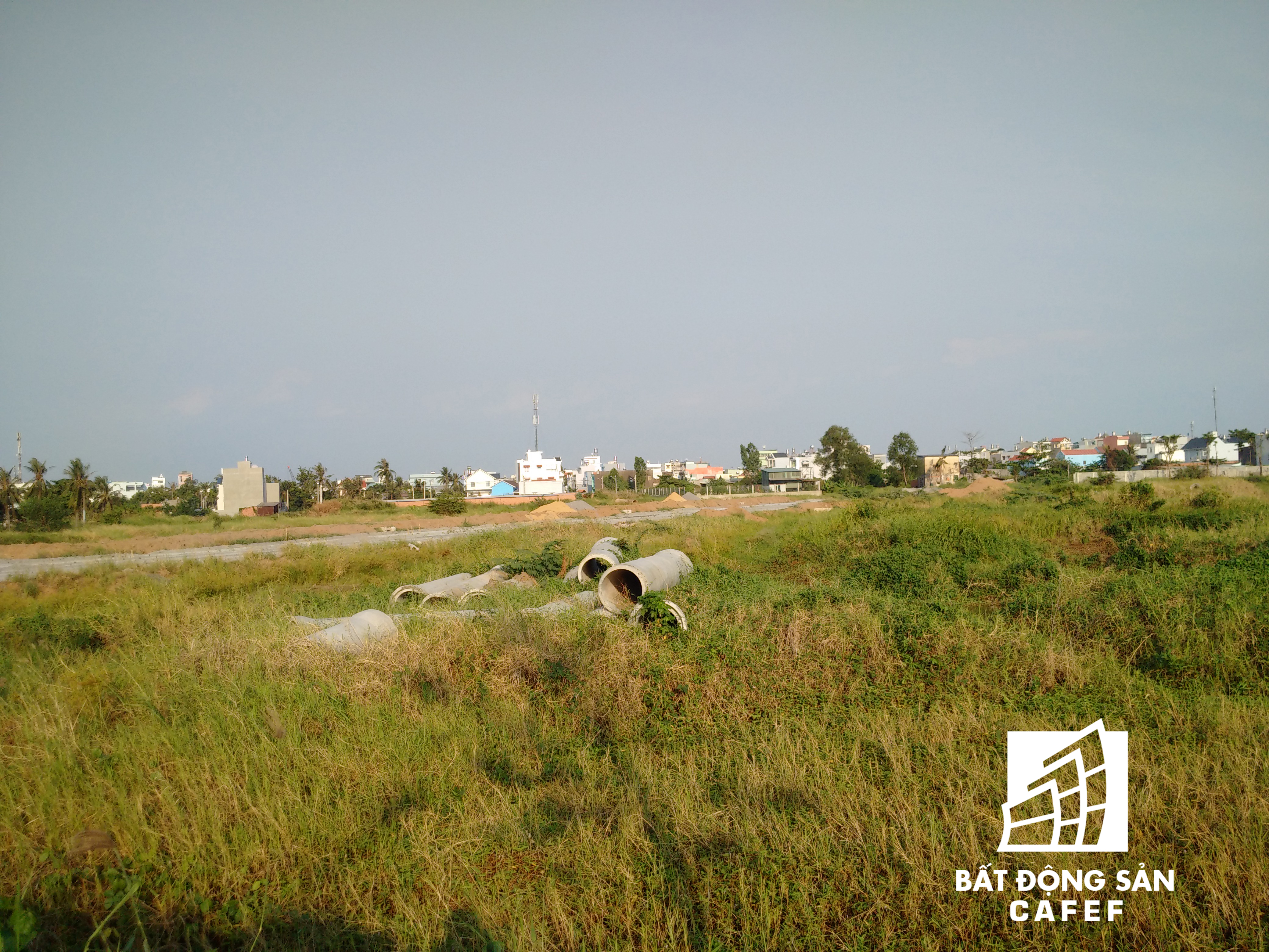 Tạ quận 9 và Thủ Đức vẫn còn khá nhiều dự án nhà phố, đất nền nhưng nhà chưa được xây lên. Đa số đất ở đây được ký gửi các sàn, vì thế môi giới thường bơm giá lên để hưởng chênh lệch.