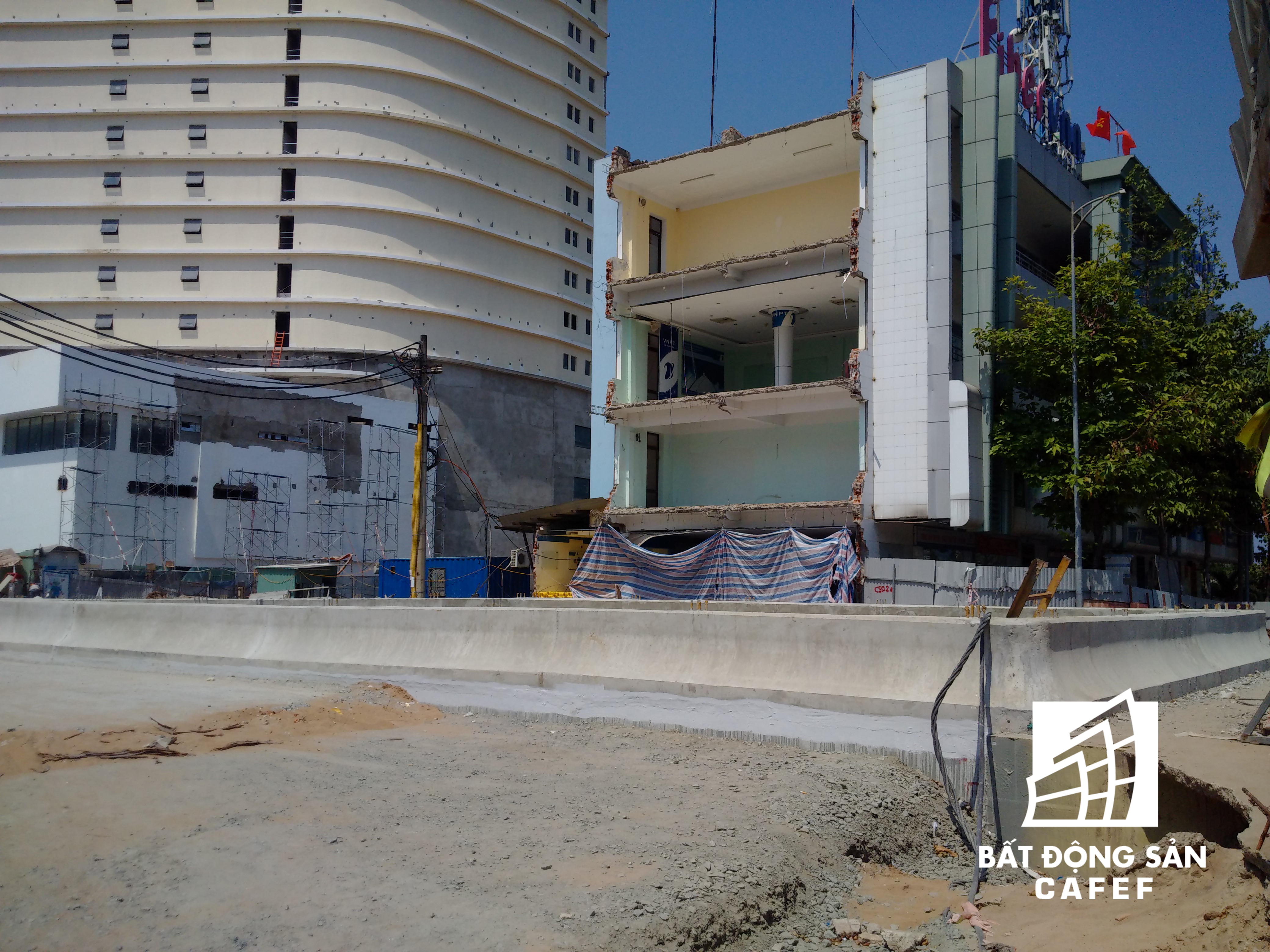 Theo quan sát, phần đường hầm cơ bản đã hoàn thành, hiện đội ngũ công nhân đang trán nhựa phần mặt đường, dọn dẹp vệ sinh...