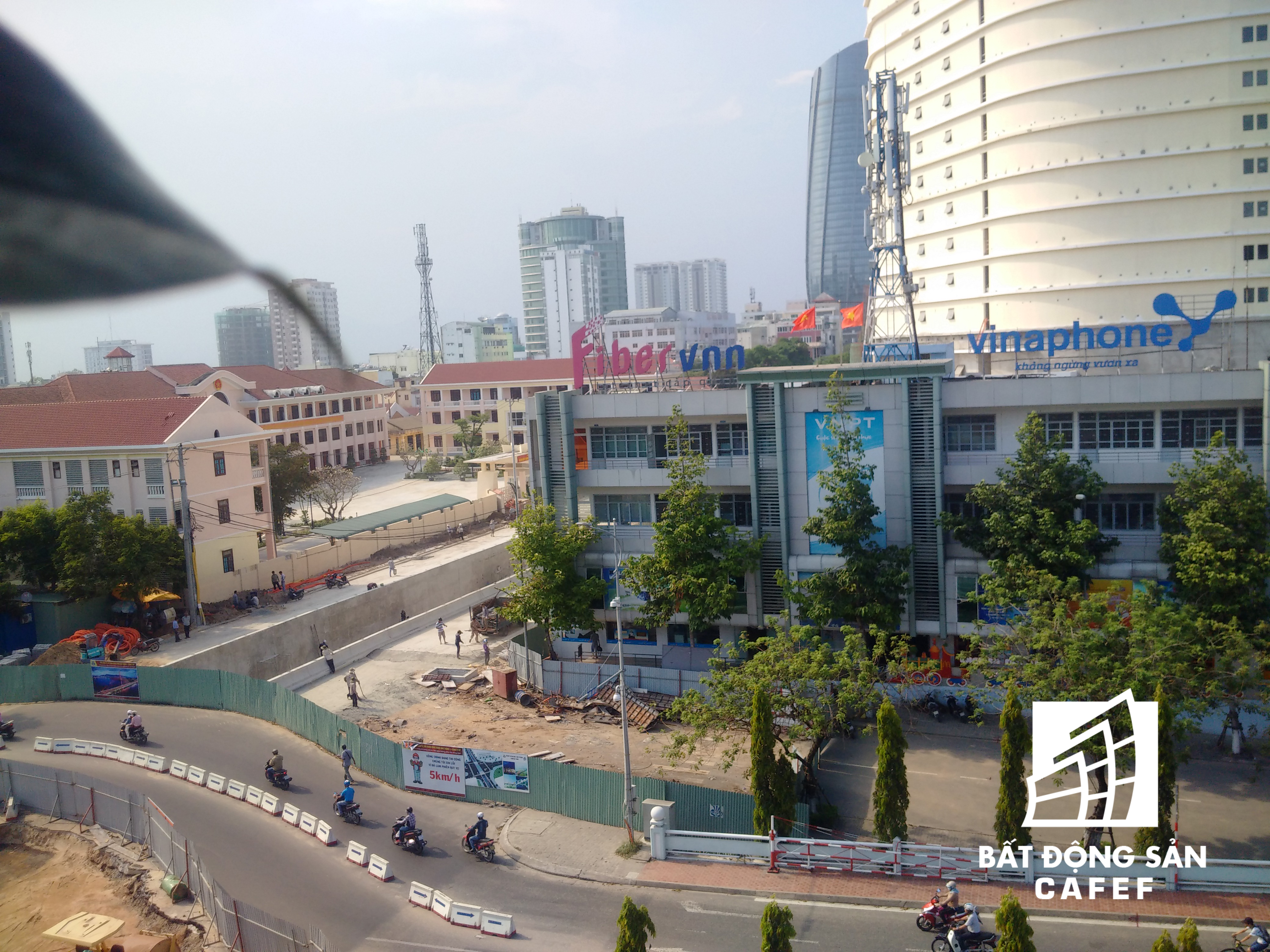 Hầm chui được xây dựng theo đường Trần Phú với tổng chiều dài 255m, trong đó, phần hầm kín ở giữa nút giao thông phía tây cầu Sông Hàn được xây dựng kín để xe cộ lưu thông phía trên.