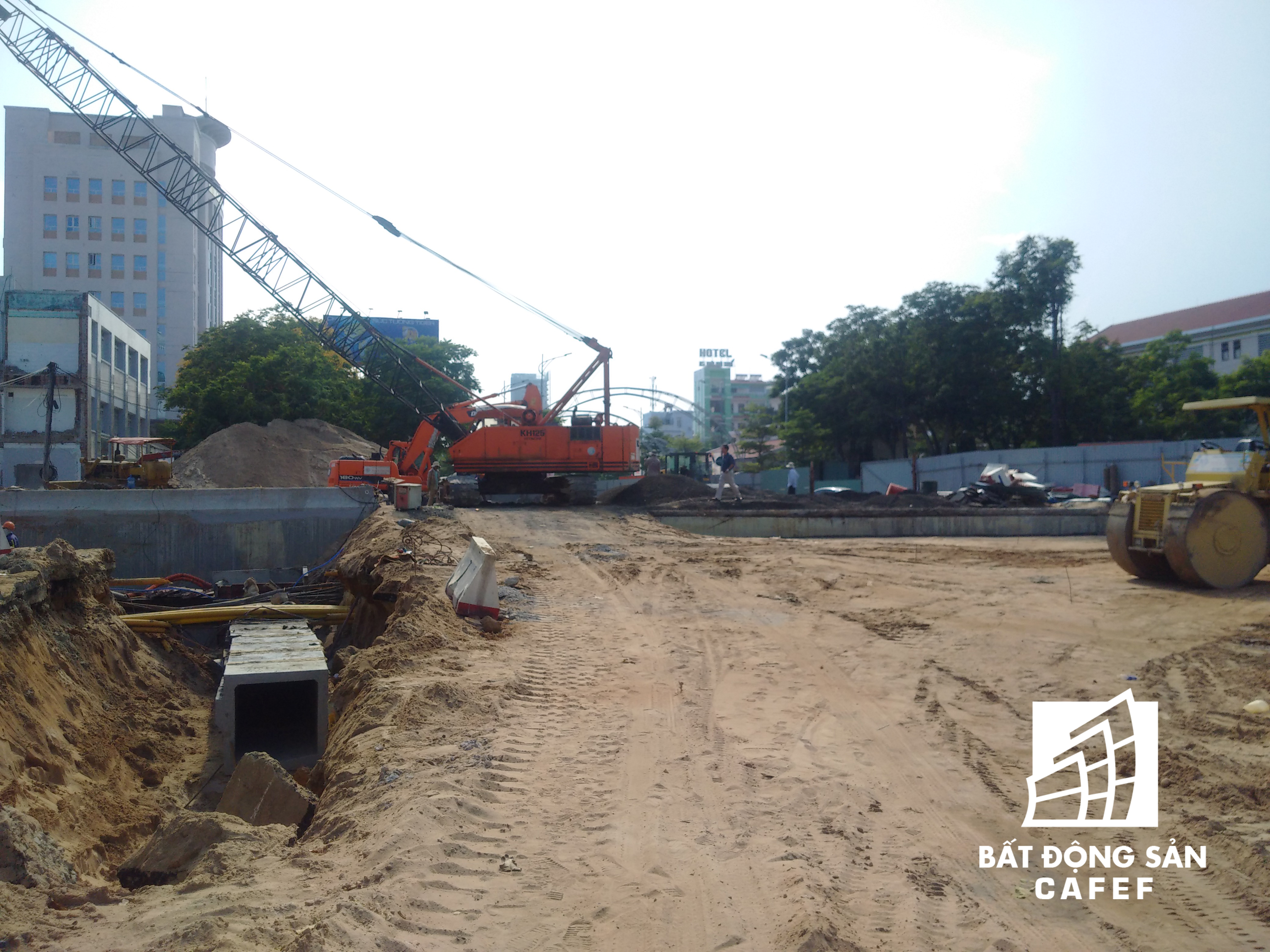 Ban quản lý dự án cũng cho biết thêm việc thi công trạm bơm, thoát nước trong hầm, di dời đường dây trung hạ thế, thi công hệ thống điện chiếu sáng, hệ thống cấp nước... cũng đã được tích cực triển khai đúng tiến độ.