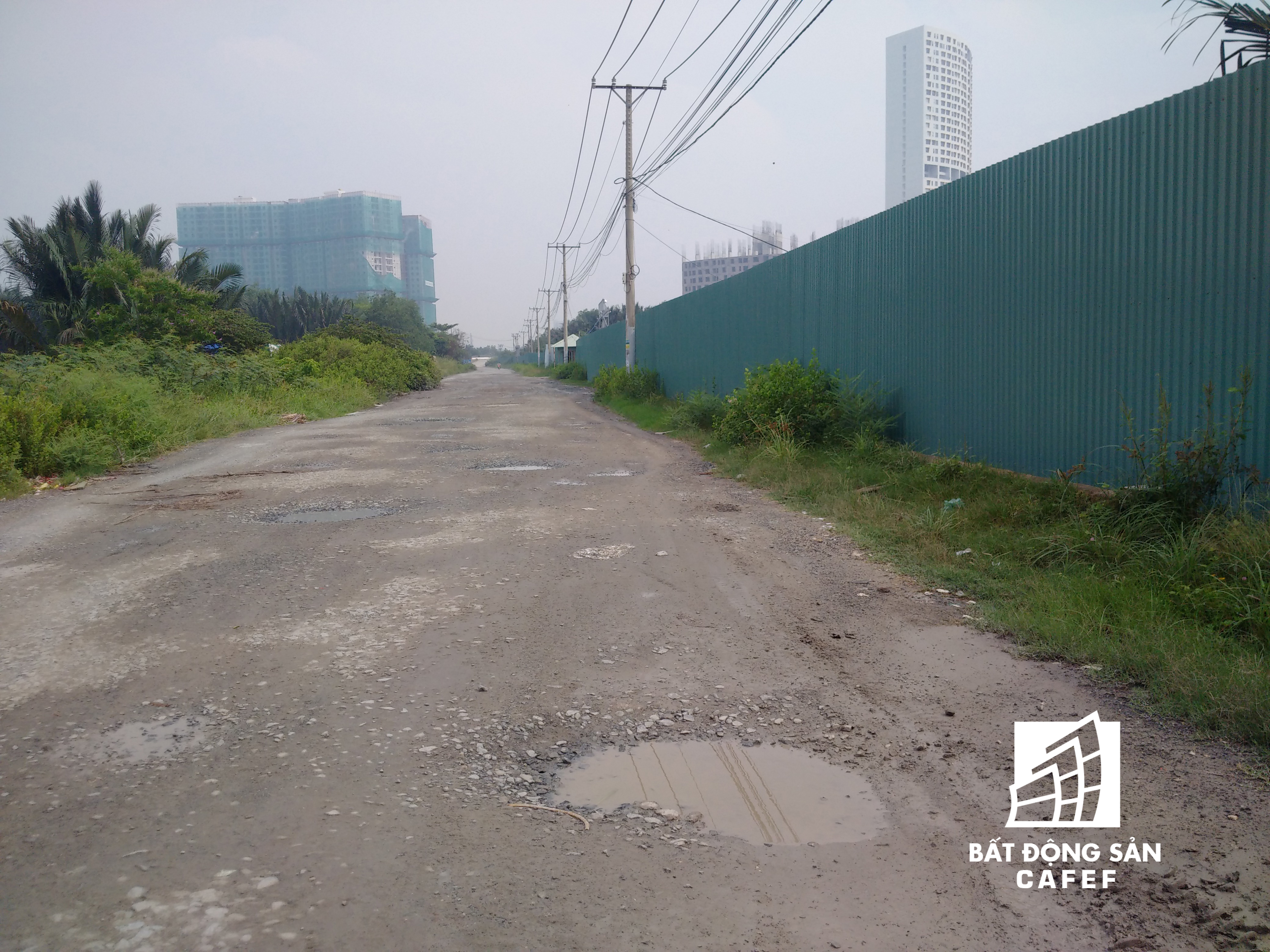 Con đường Đào Trí dẫn vào dự án, mặt đường chằng chịt ổ trâu, ổ gà, mịt mù bụi bặm. Quan sát dọc theo bờ của Mũi Đèn Đỏ nhiều phương tiện, máy móc đang tiến hành đóng cọc, đắp bờ bao.