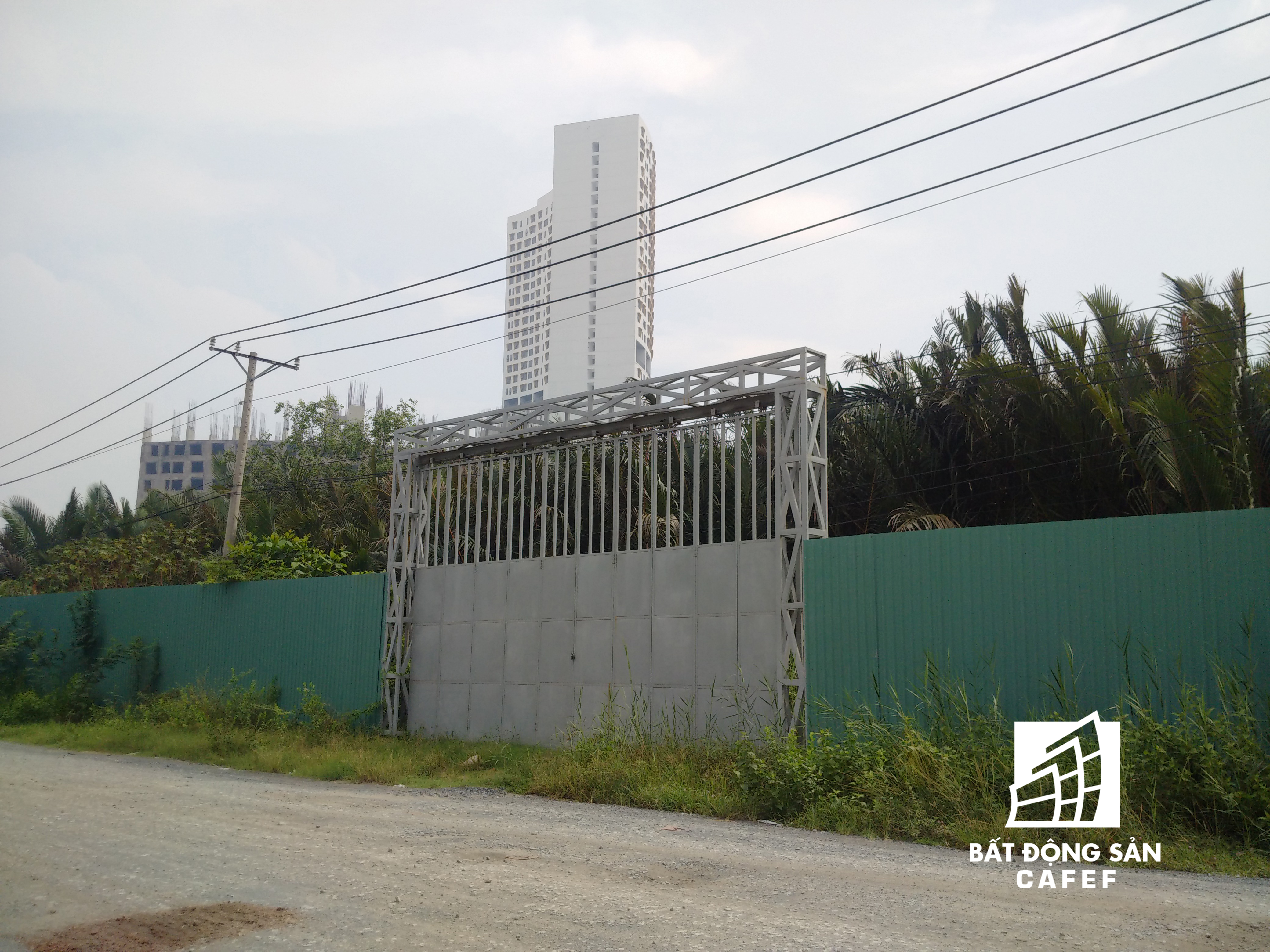 Xung quanh dự án 6 tỷ đô của Vạn Thịnh Phát vẫn đang quây tôn để đó.