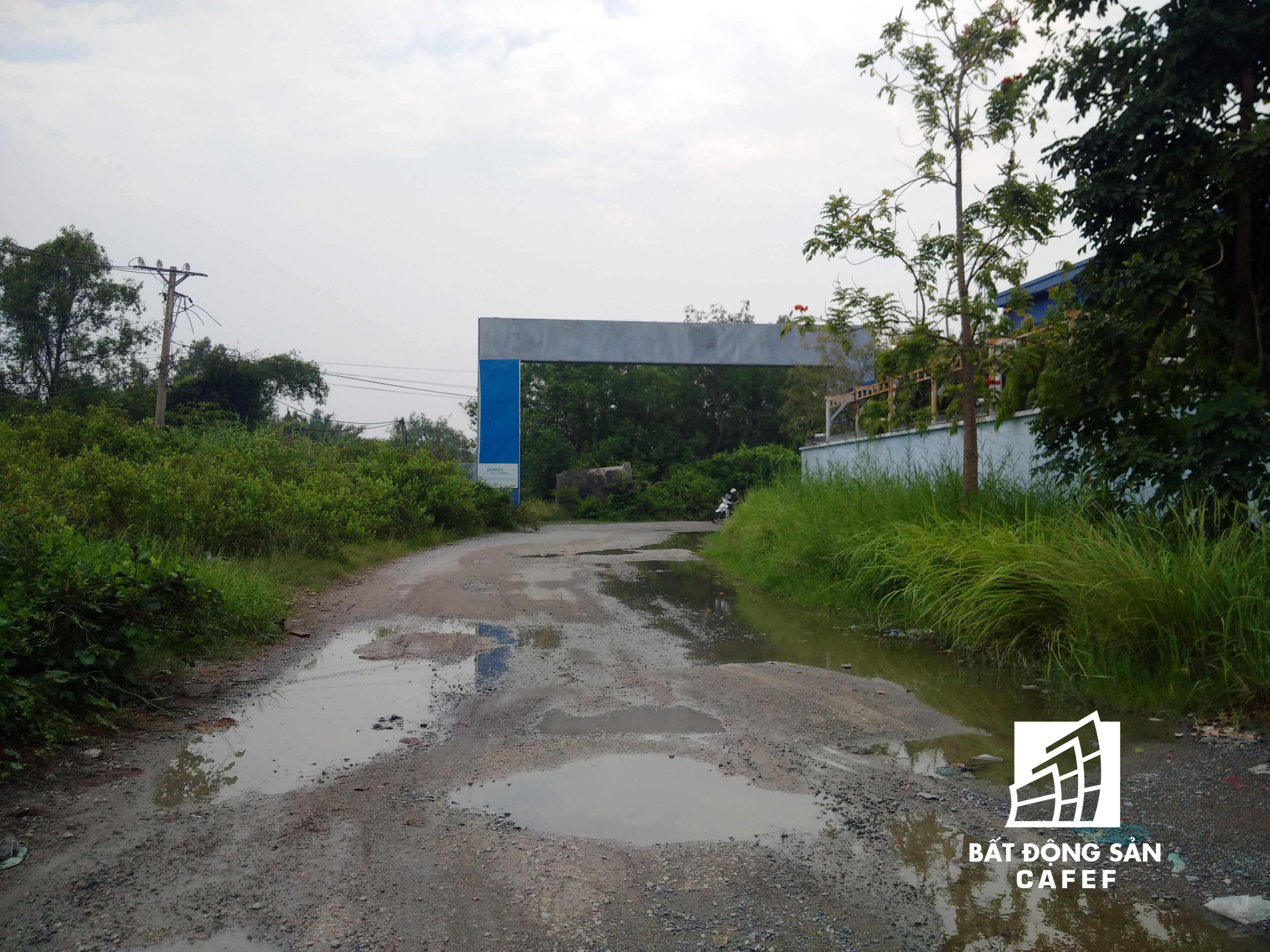 Tên dự án cũng đã biến mất khỏi cổng chào.