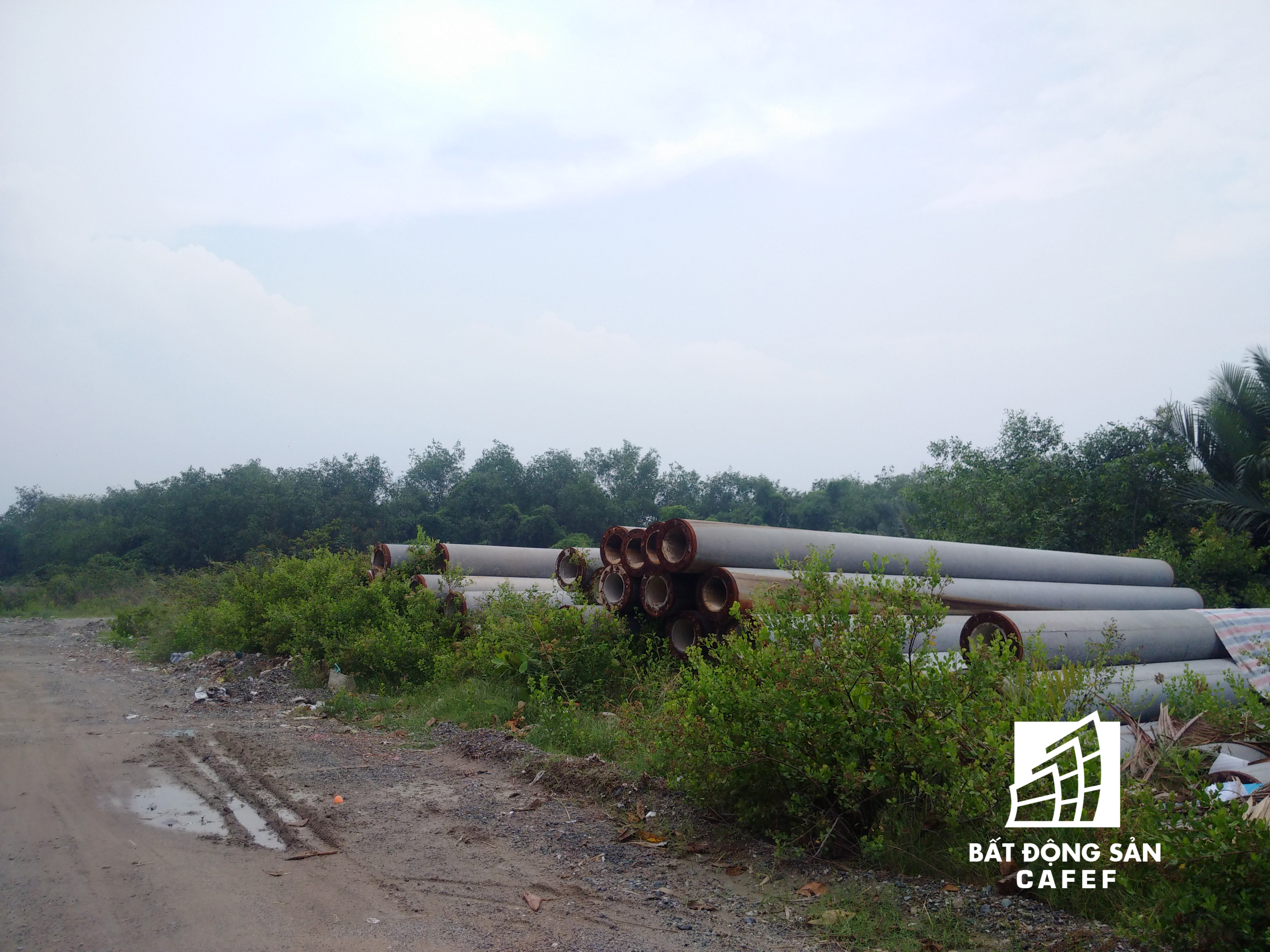 Vật liệu xây dựng vẫn đang được tập kết gần một năm nay.